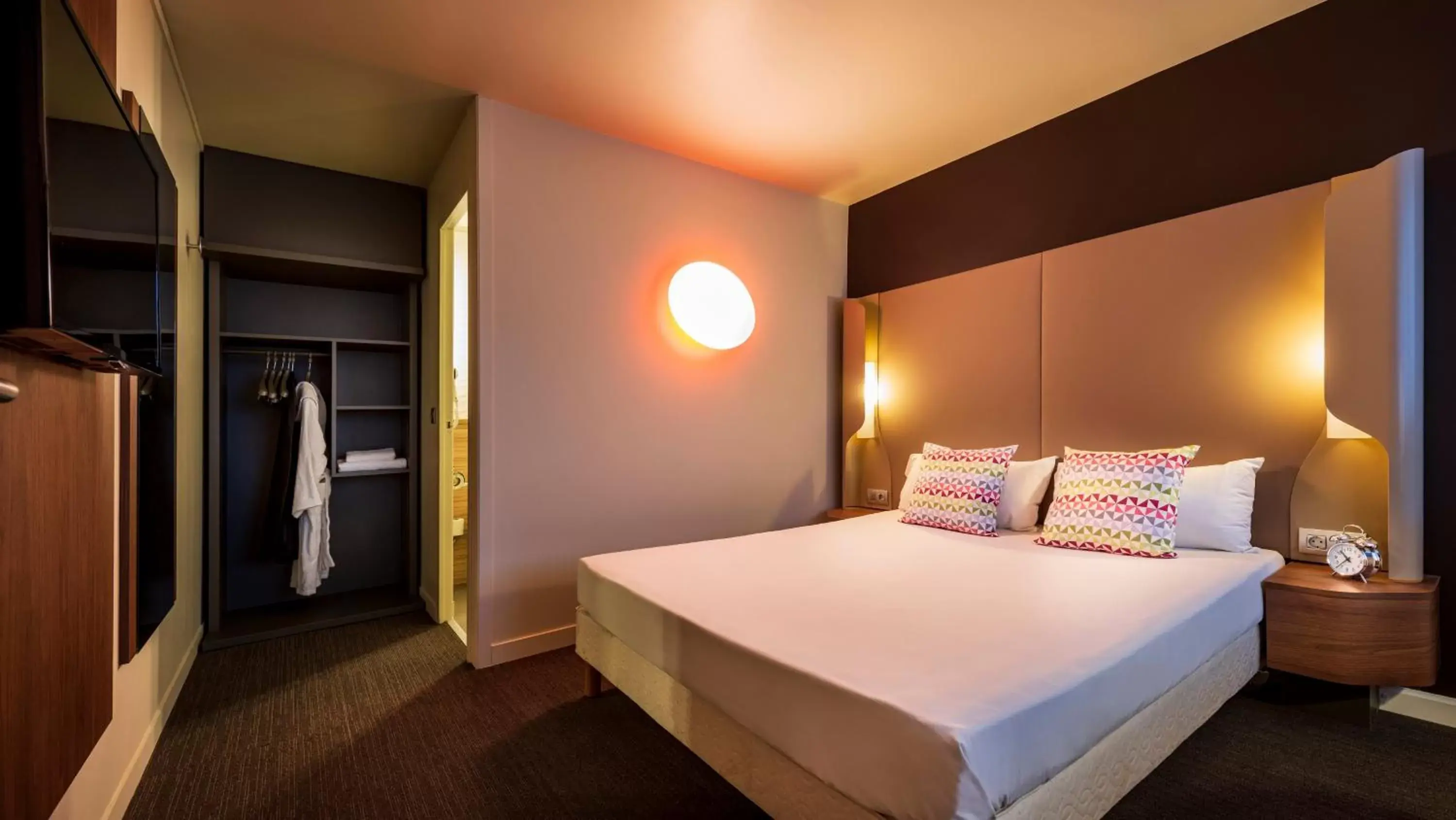 Bedroom, Bed in Campanile Hotel & Restaurant Amsterdam Zuid-Oost