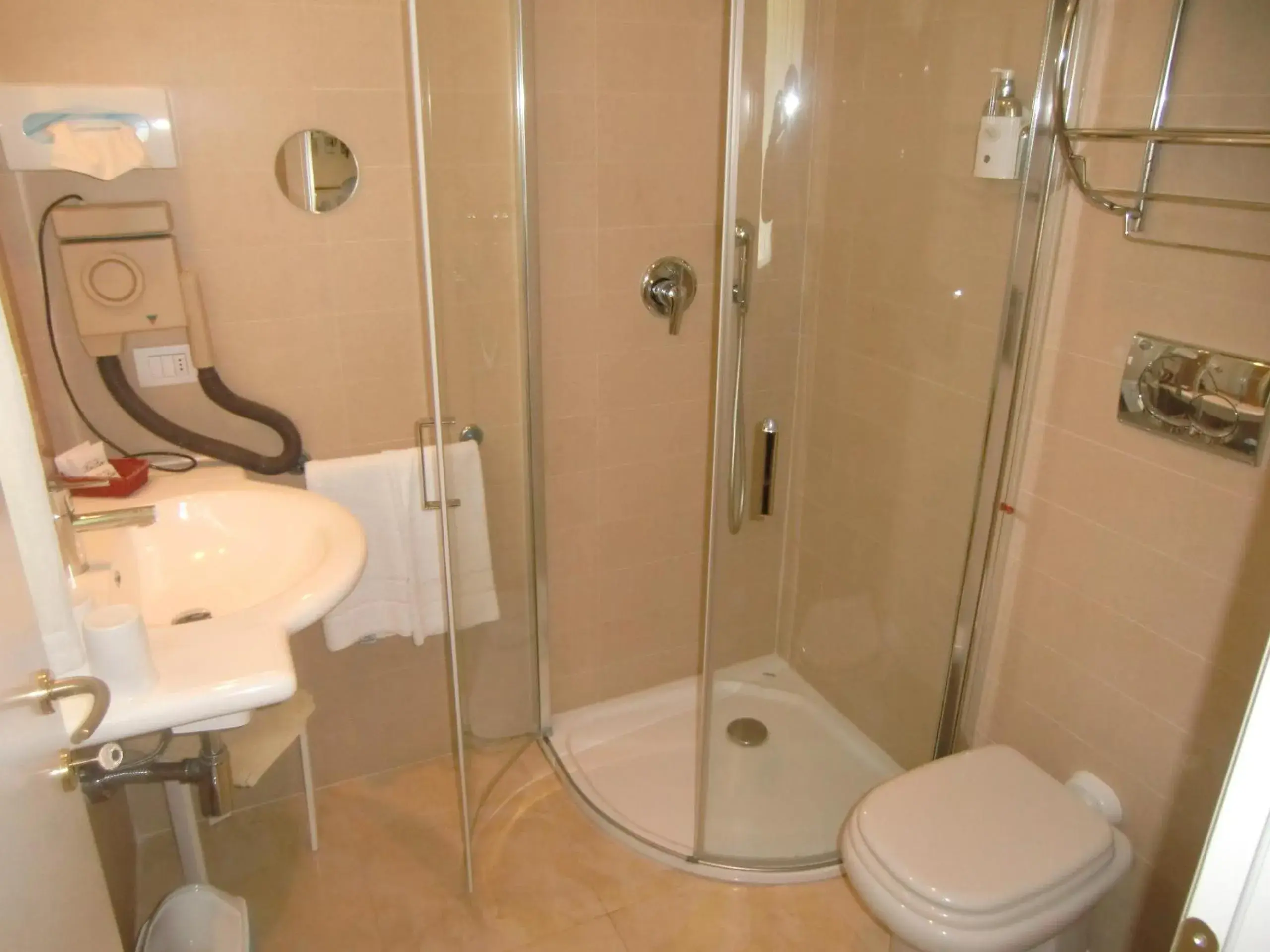 Shower, Bathroom in Beach Hotel Du Lac Malcesine