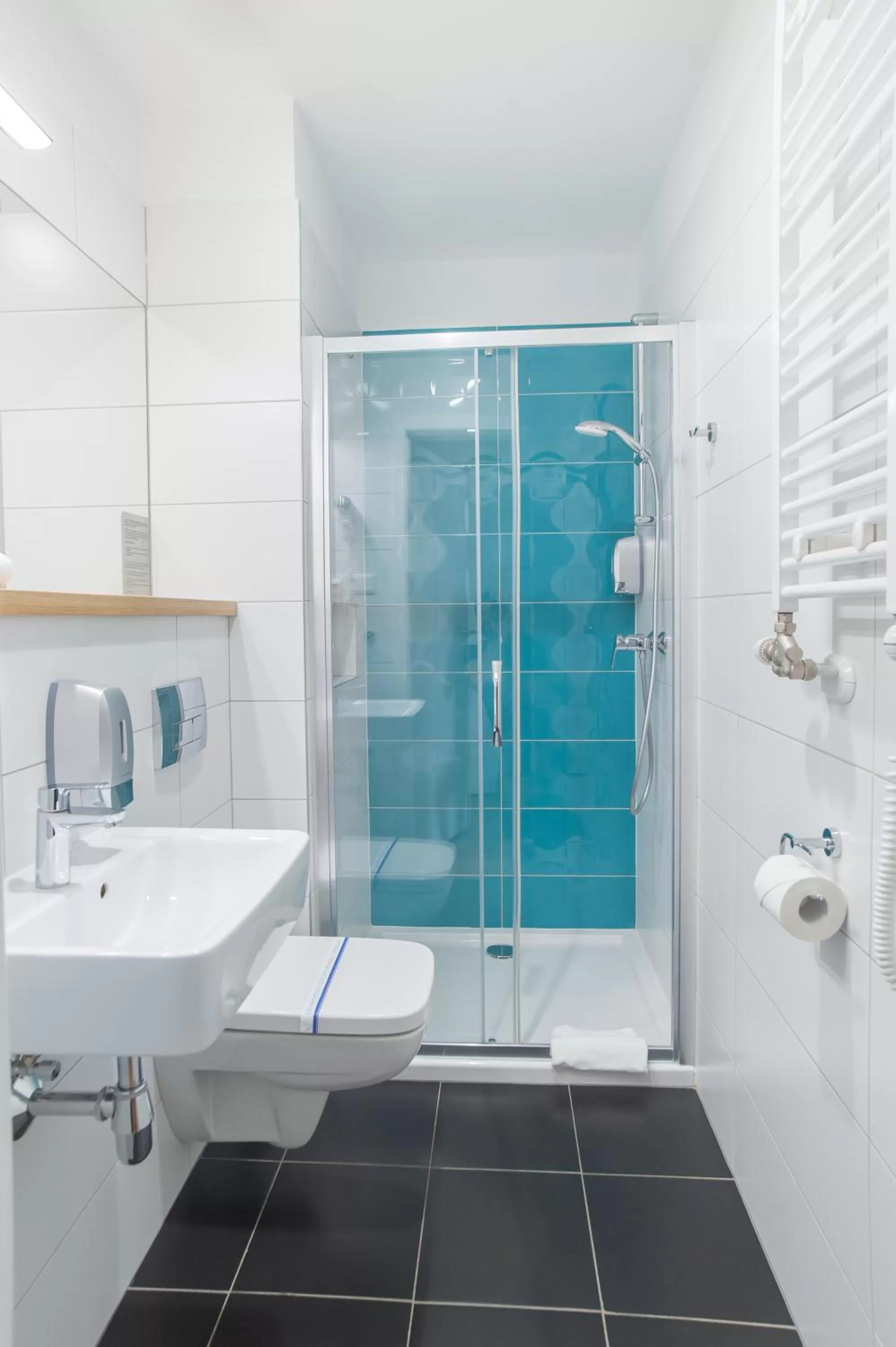 Shower in Hotel Traffic Wrocław Stare Miasto