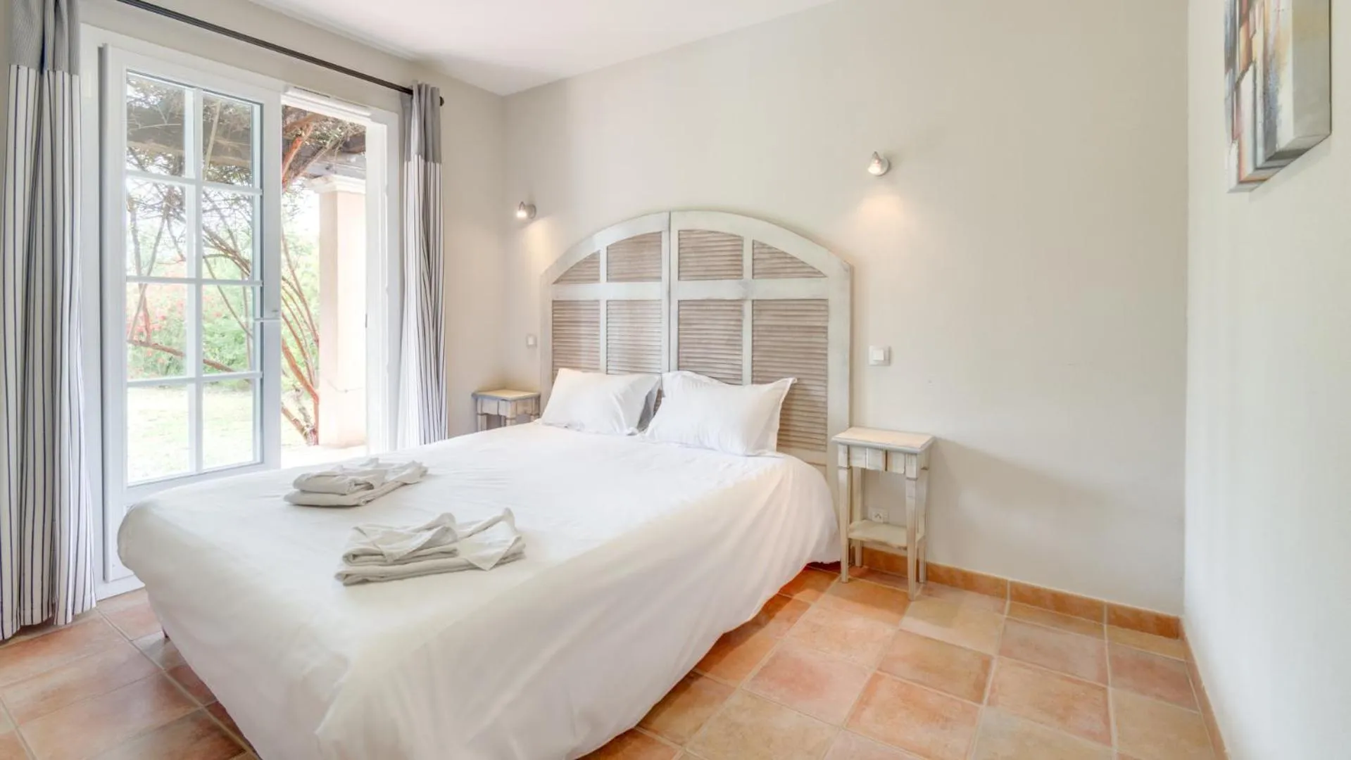 Photo of the whole room, Bed in Vacancéole – Le Domaine de Camiole