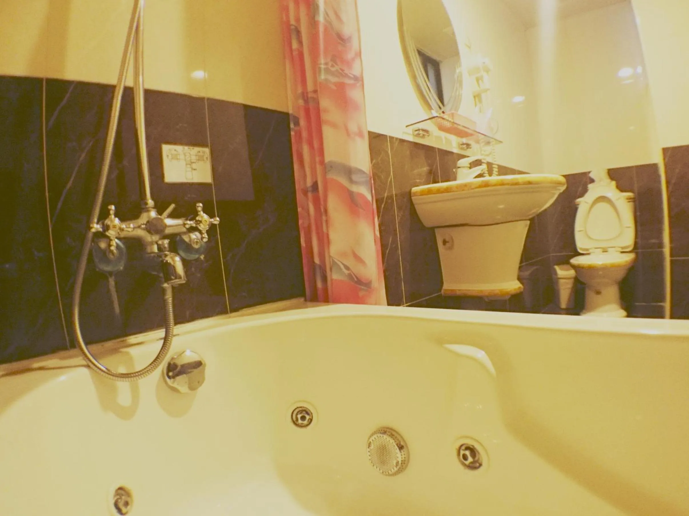 Shower in Fu Chia Hotel