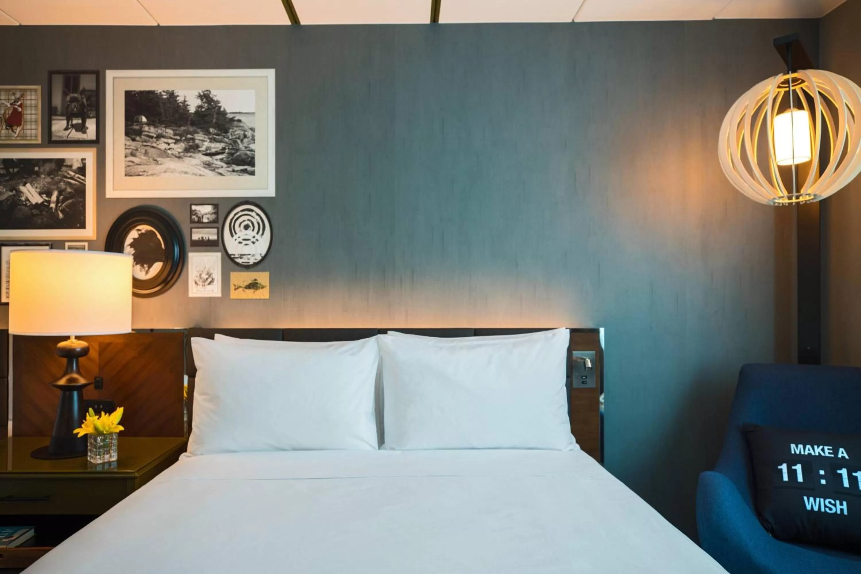 Photo of the whole room, Bed in Renaissance Minneapolis Bloomington Hotel