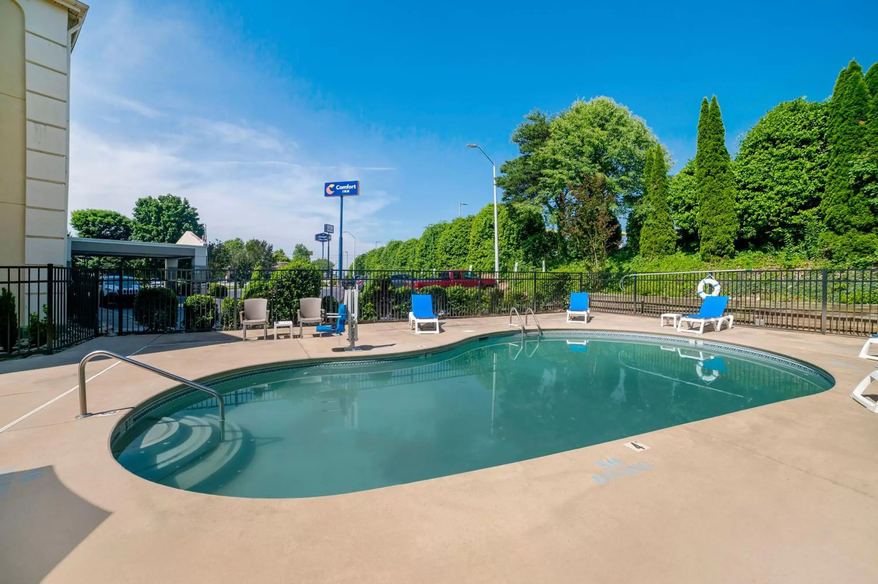 Swimming Pool in Comfort Inn Asheville Airport