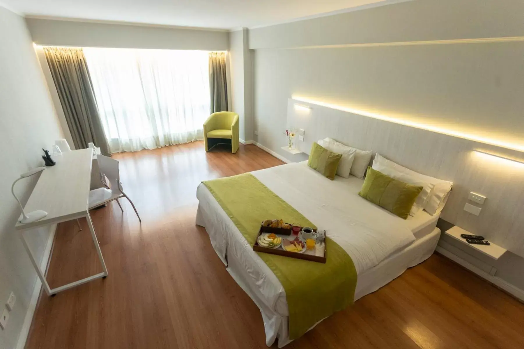 Photo of the whole room, Bed in Pestana Buenos Aires