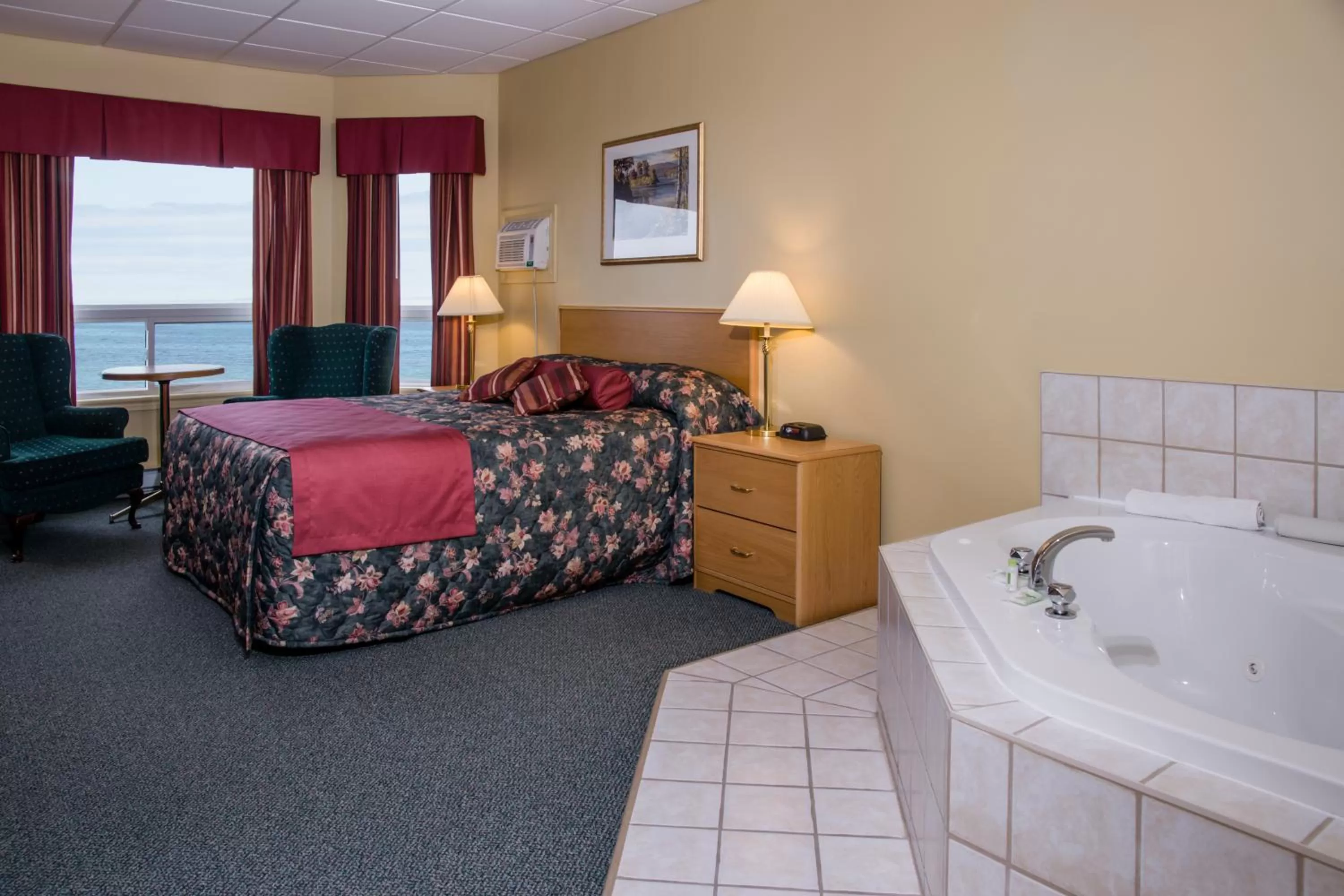 Bed in Shallow Bay Motel & Cabins Conference Centre