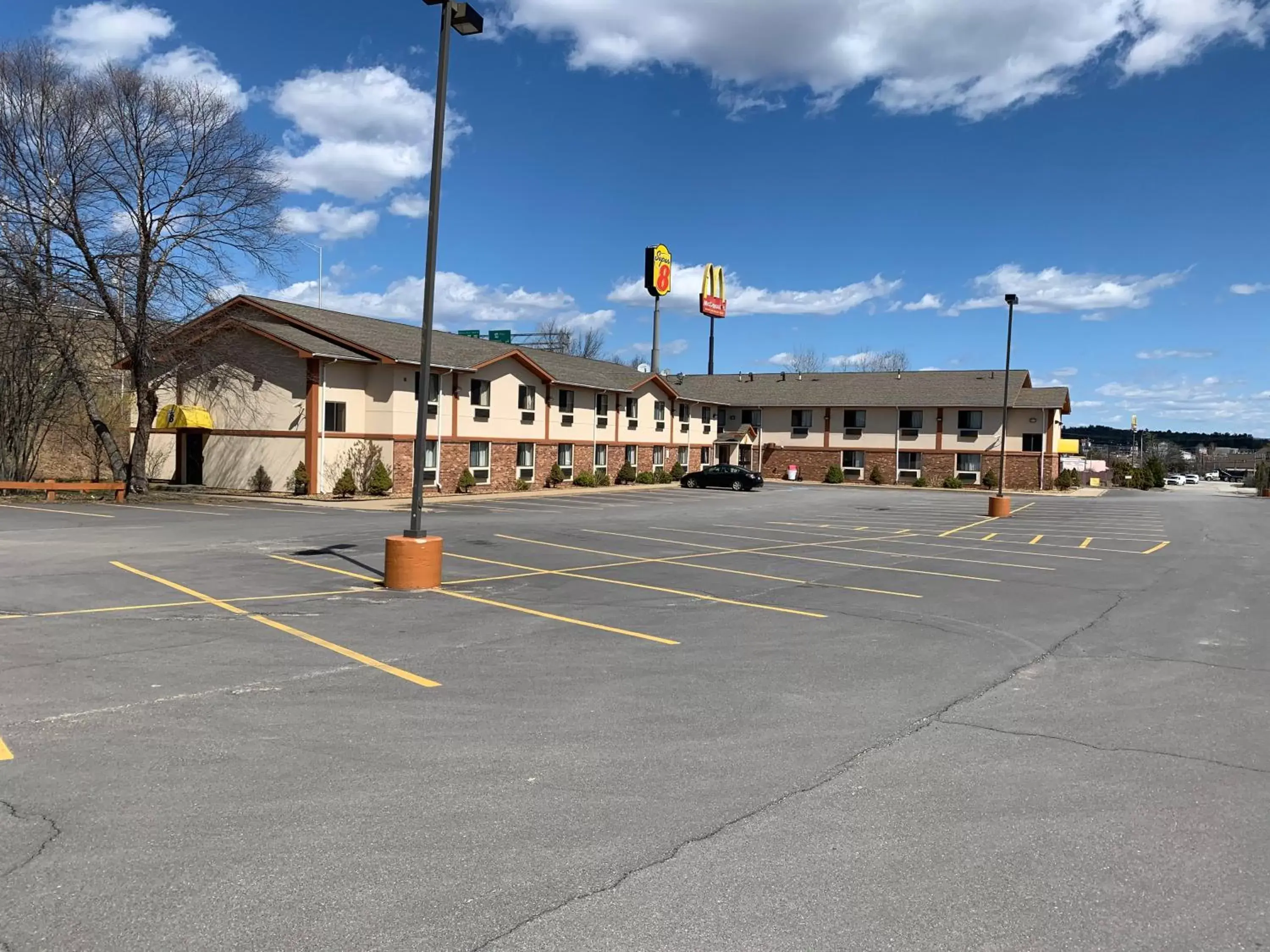 Property building in Super 8 by Wyndham Tilton/Lake Winnipesaukee Property building in Super 8 by Wyndham Tilton/Lake Winnipesaukee