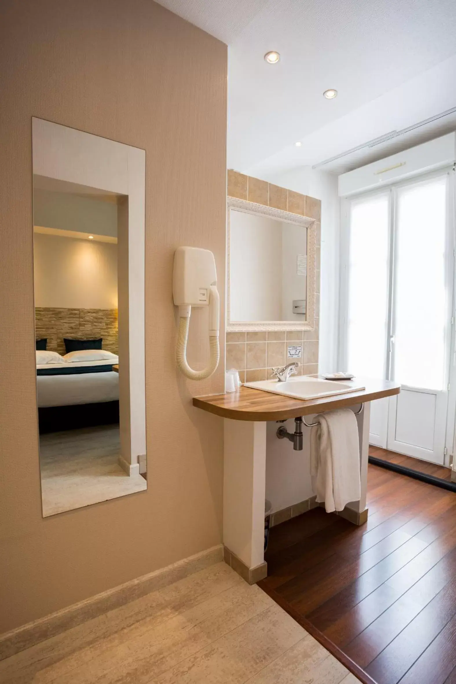 Bathroom in Best Western Hôtel Des Voyageurs