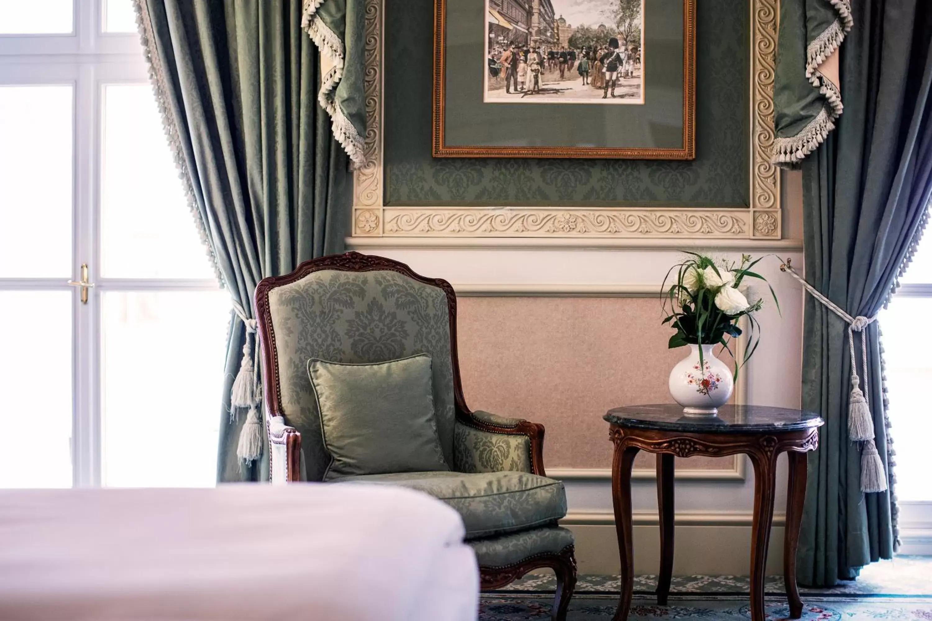 Photo of the whole room, Seating Area in Grand Hotel Wien