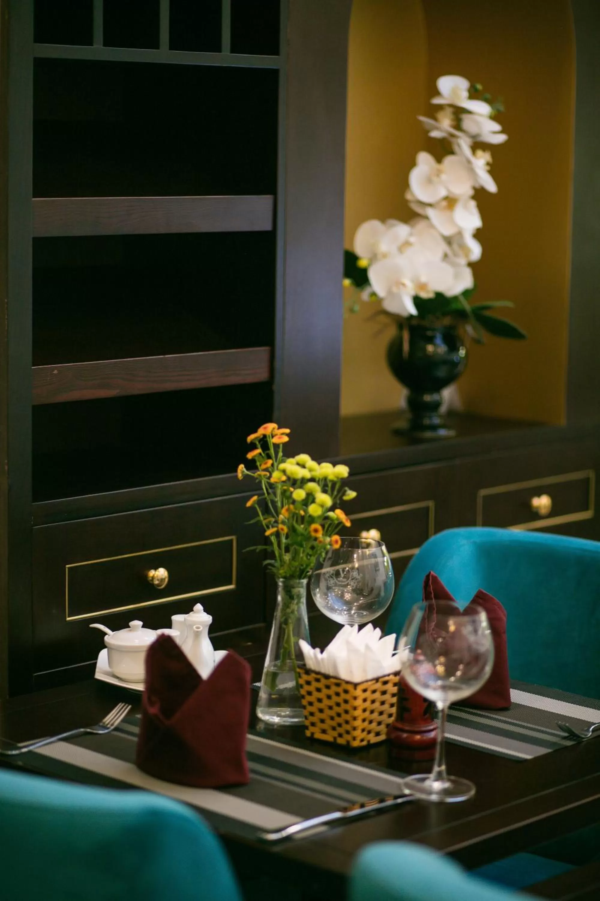 Restaurant/places to eat in Labevie Hotel