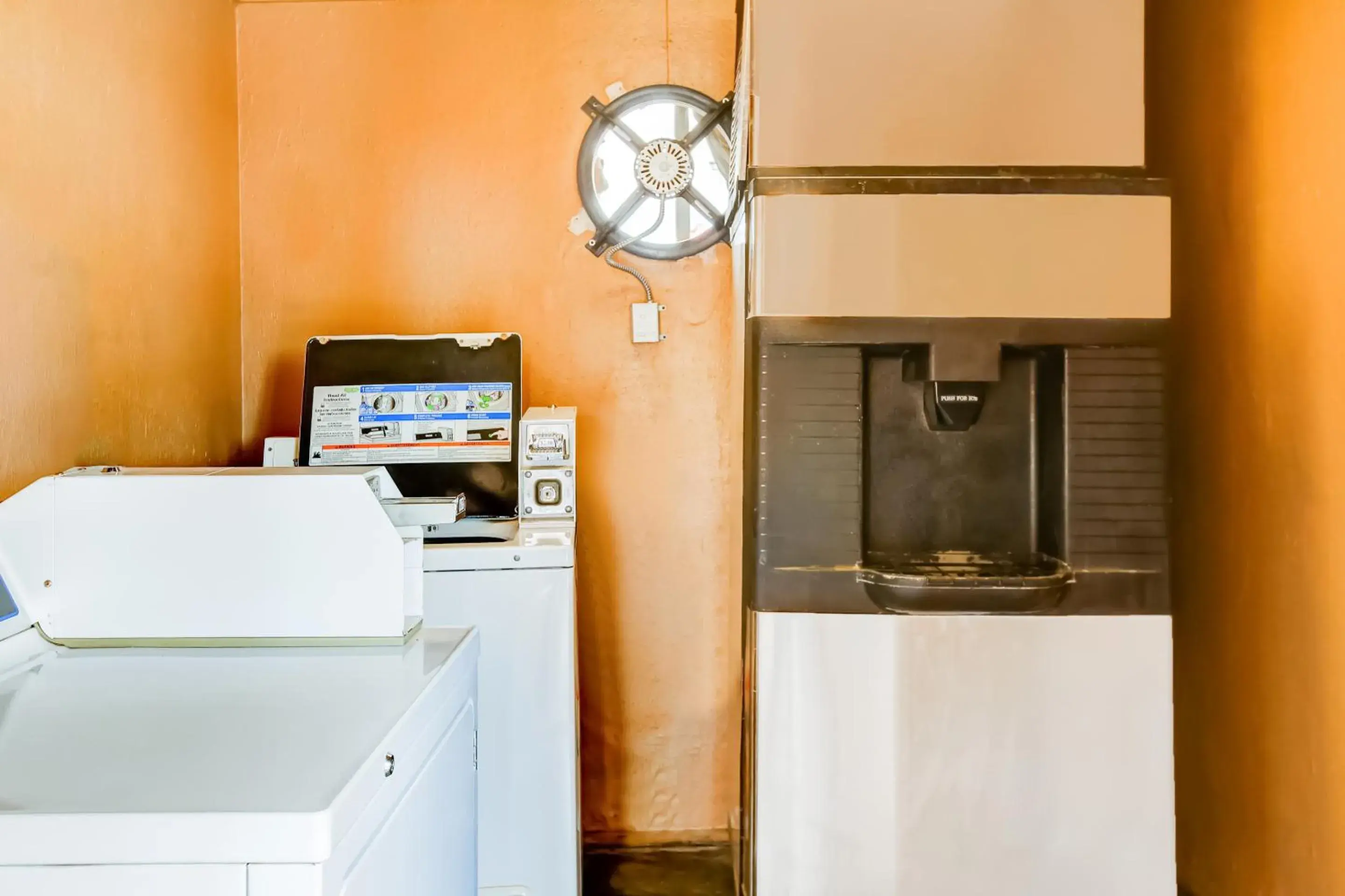 vending machine, Kitchen/Kitchenette in OYO Hotel Texarkana North Heights AR Hwy I-30
