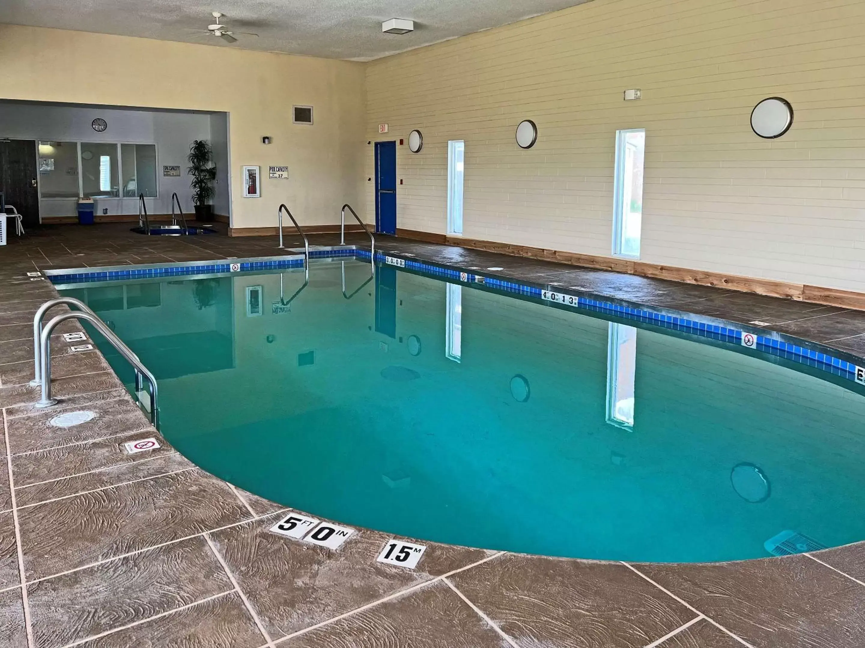 Swimming Pool in Econo Lodge