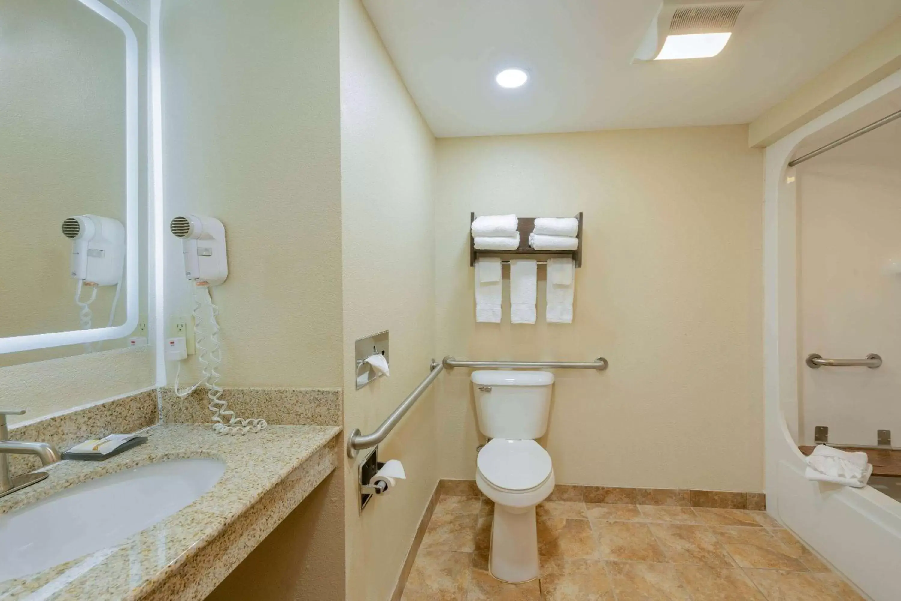 Bathroom in La Quinta by Wyndham Columbus - Grove City