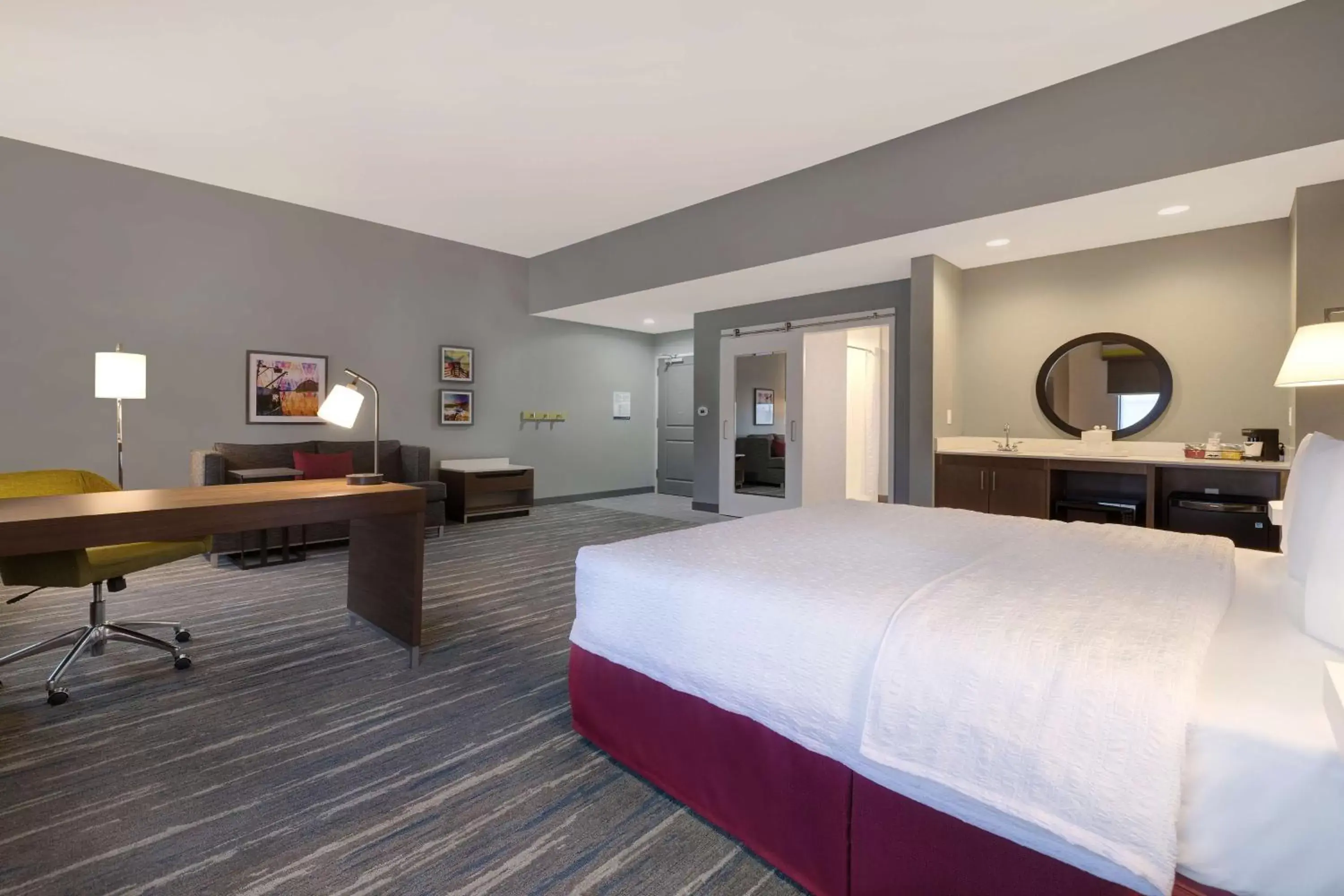 Bedroom, Bed in Hampton Inn & Suites Marina