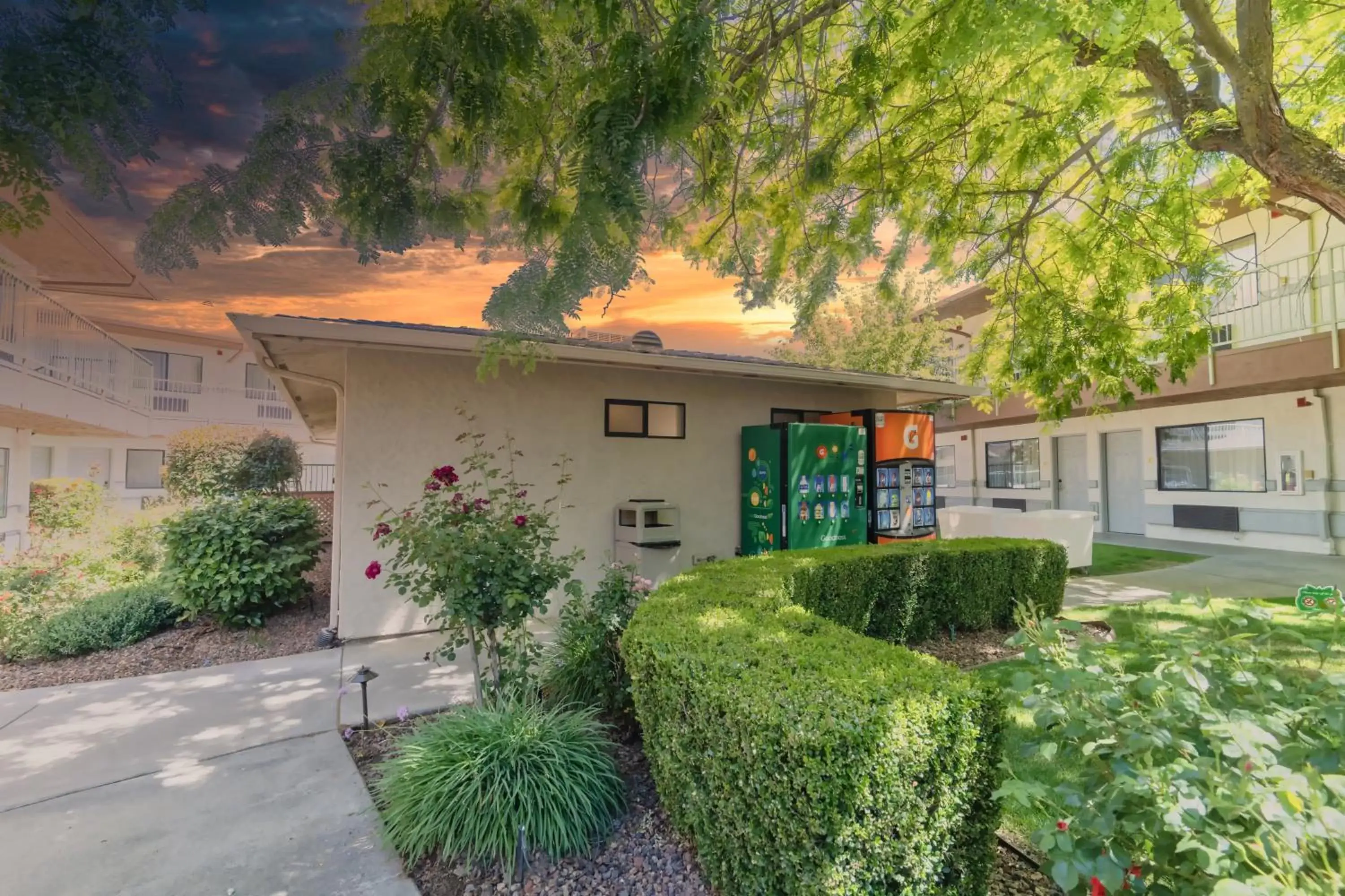 Property Building in The Oakhurst Inn at Yosemite