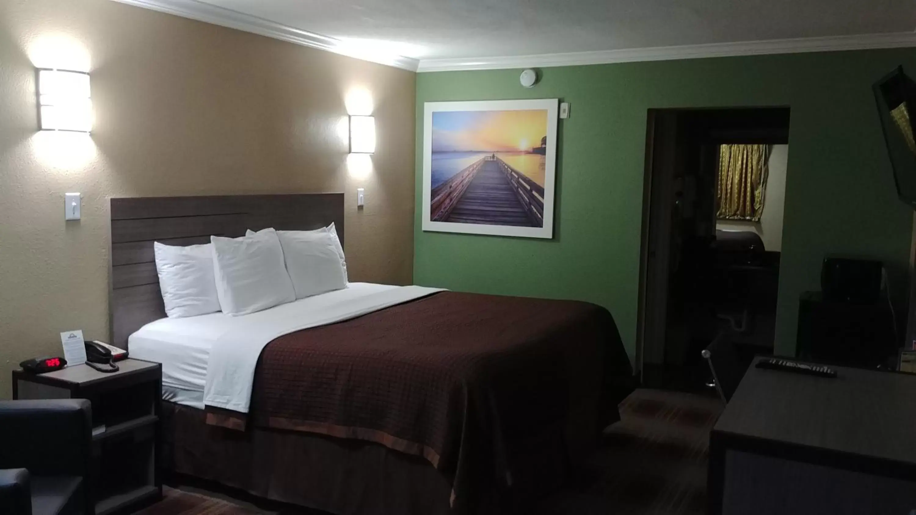 Bed in Days Inn by Wyndham Houston East