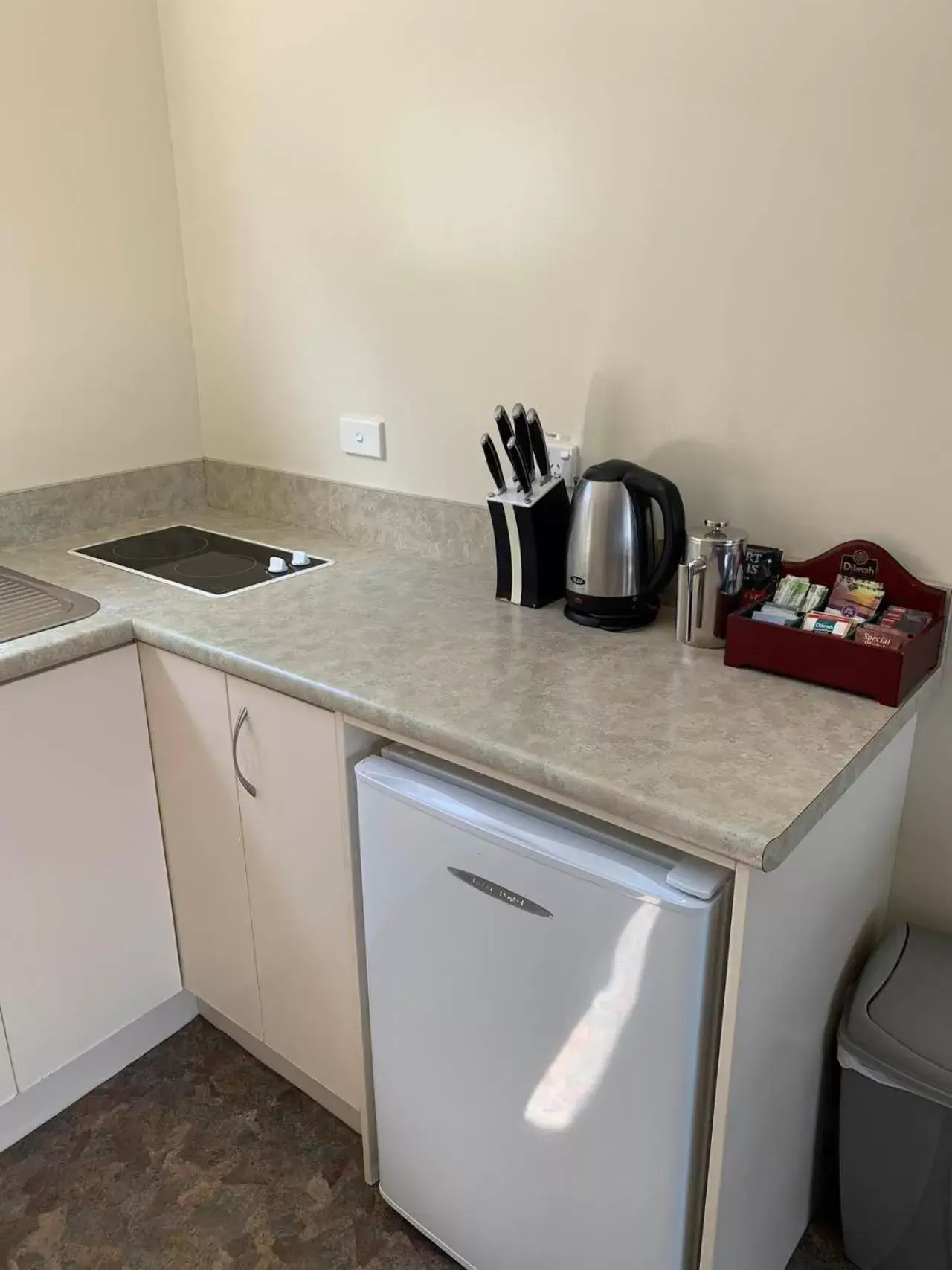 Kitchen/Kitchenette in Amber Court Motel