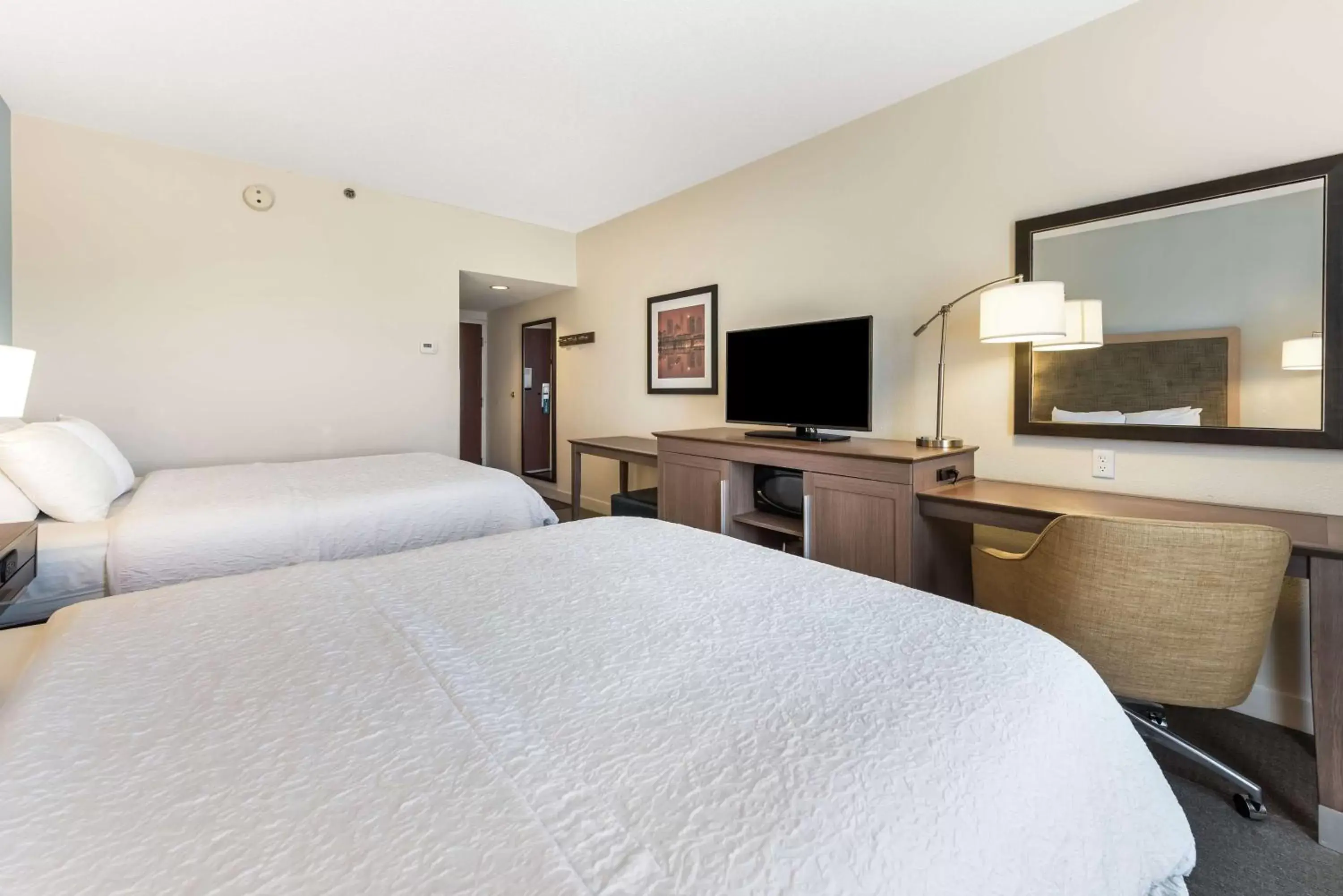 Bedroom, Bed in Hampton Inn Columbus I-70E/Hamilton Road Bedroom, Bed in Hampton Inn Columbus I-70E/Hamilton Road