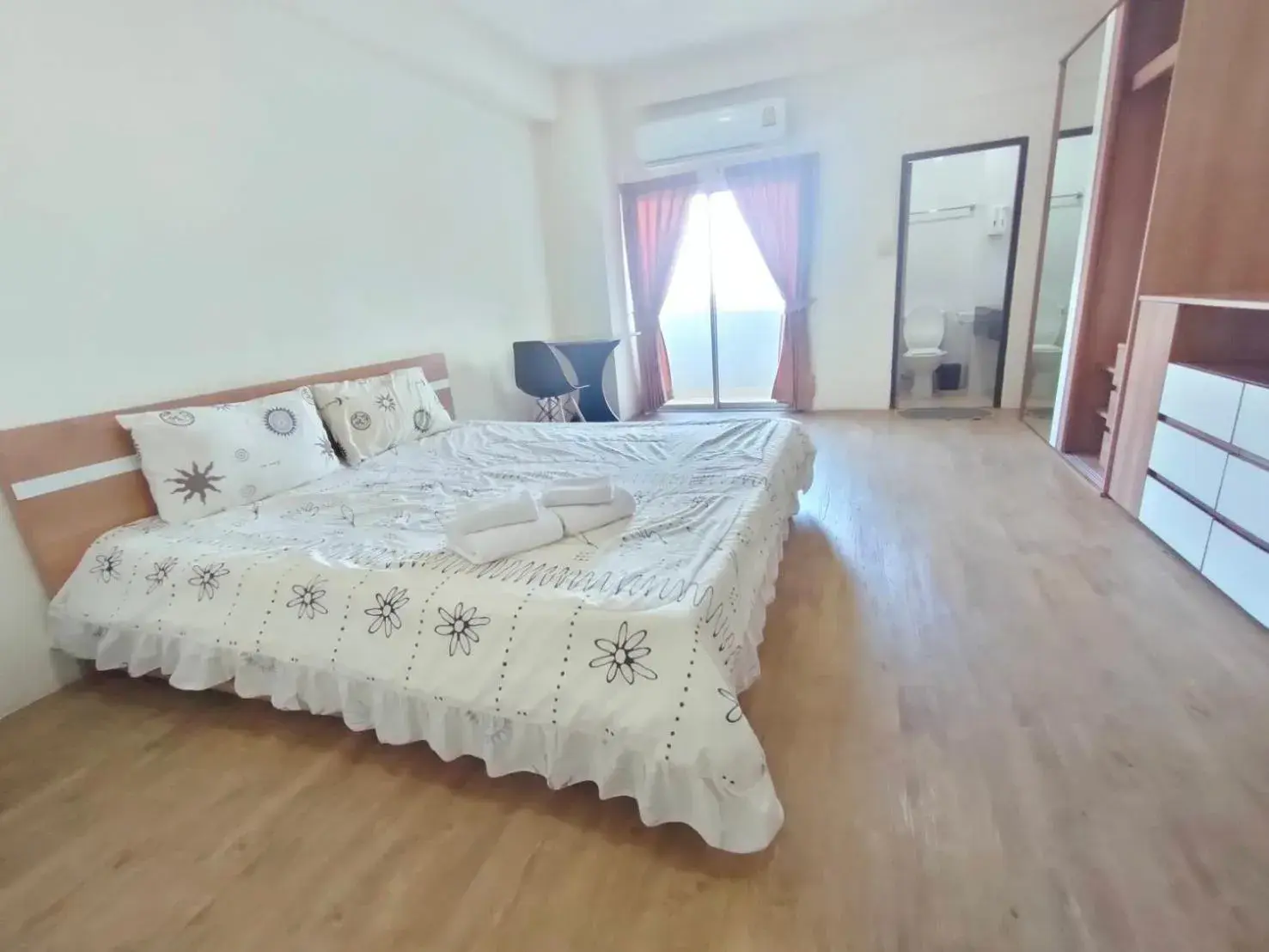 Bed in Komol Residence