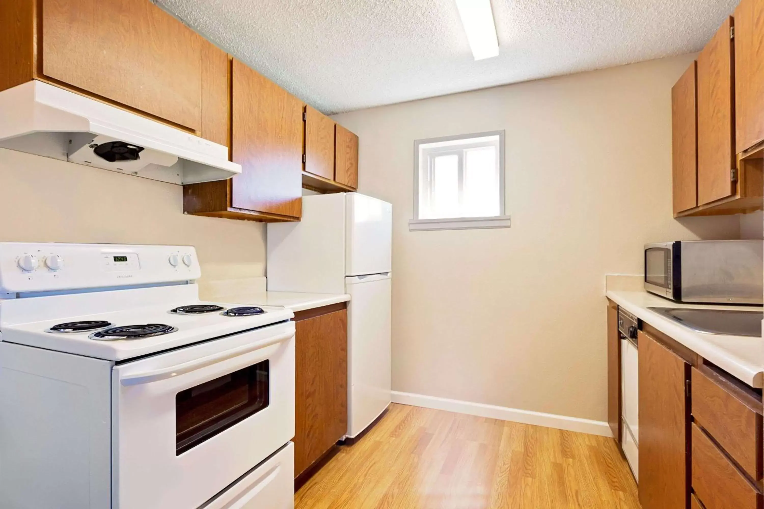 Photo of the whole room, Kitchen/Kitchenette in Days Inn by Wyndham Lakewood South Tacoma