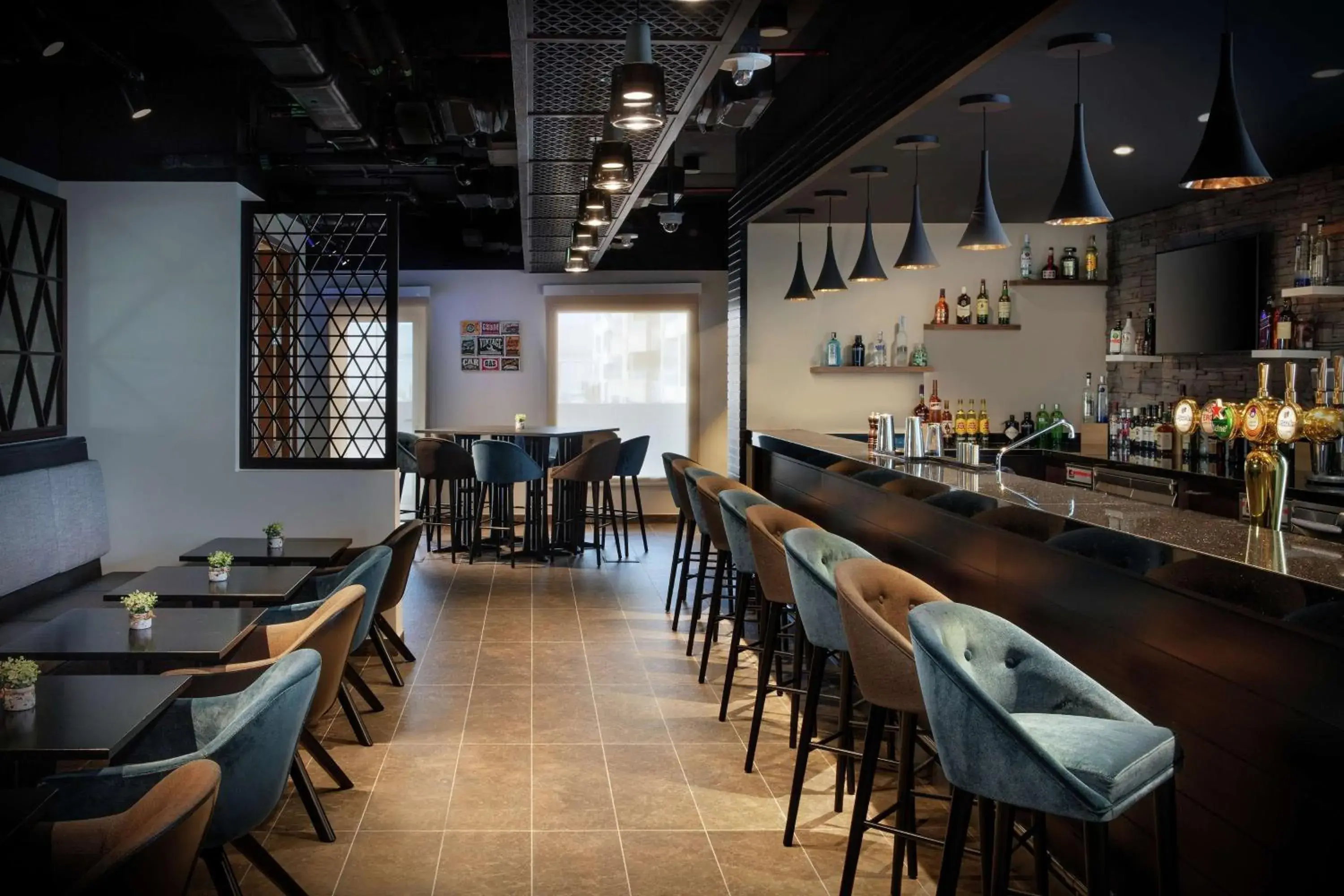 Lounge or bar, Restaurant/Places to Eat in Hampton By Hilton Dubai Al Barsha