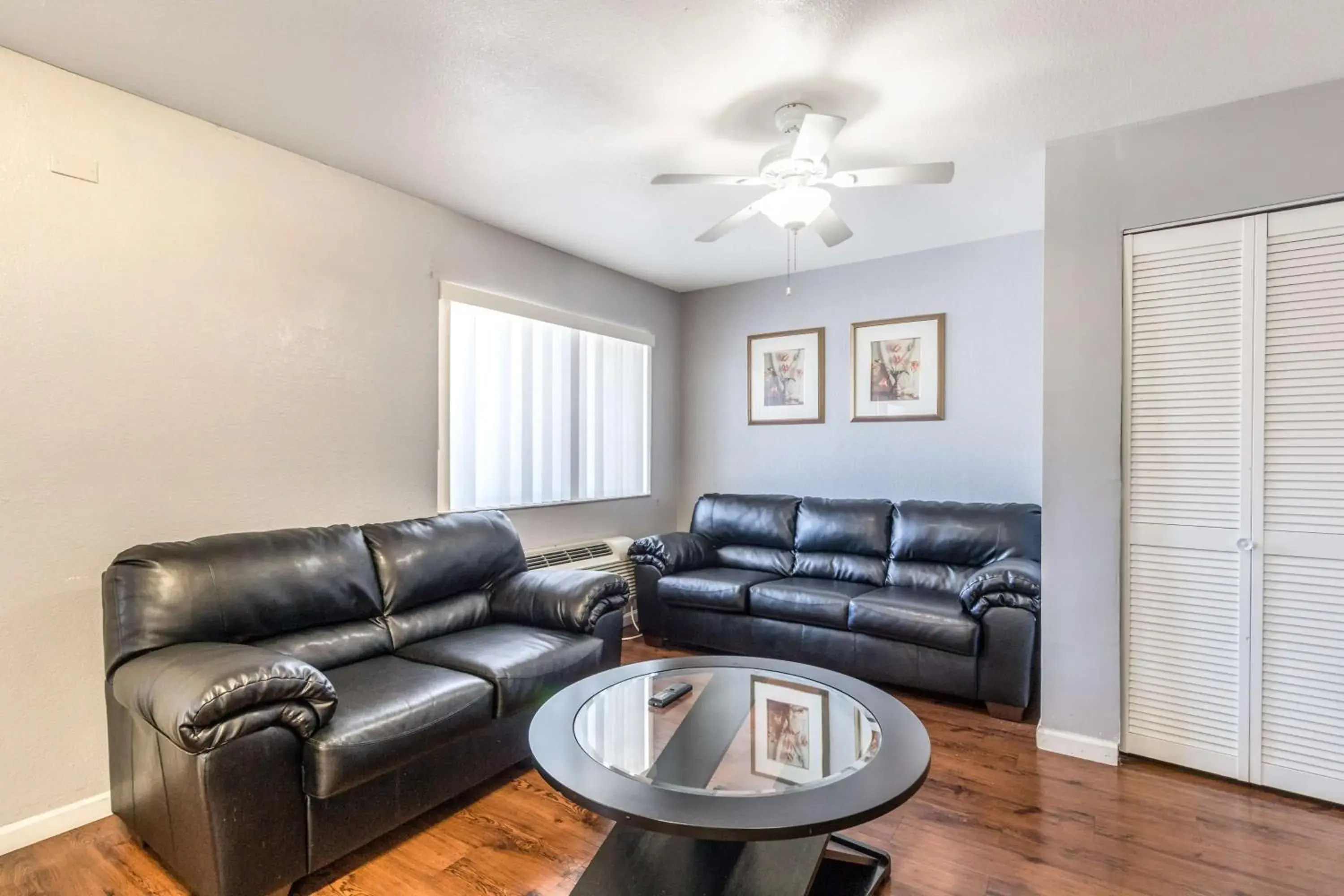 Photo of the whole room, Seating Area in Motel 6-Victoria, TX