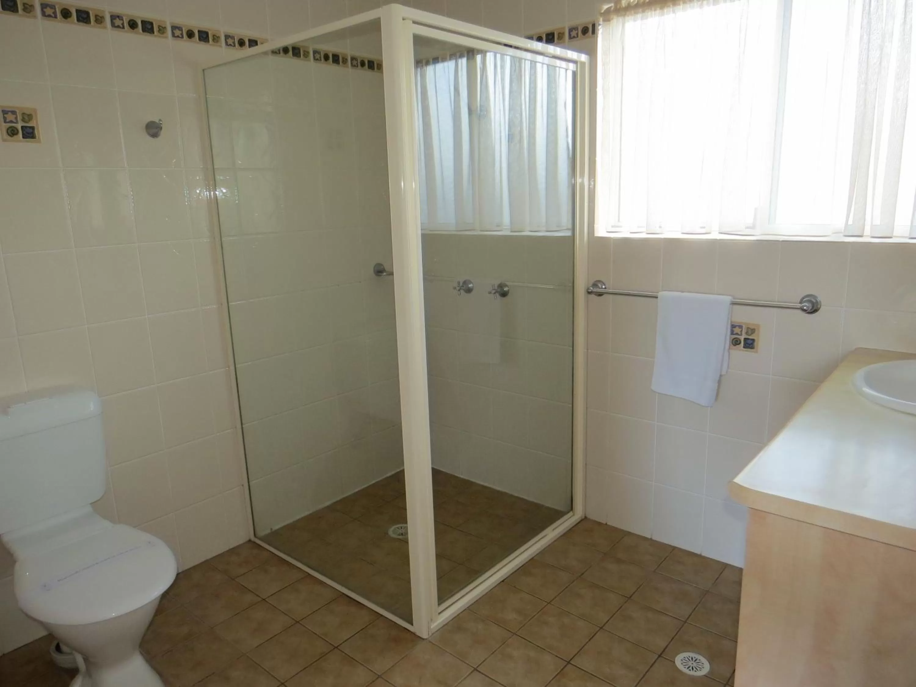 Bathroom in George Bass Motor Inn