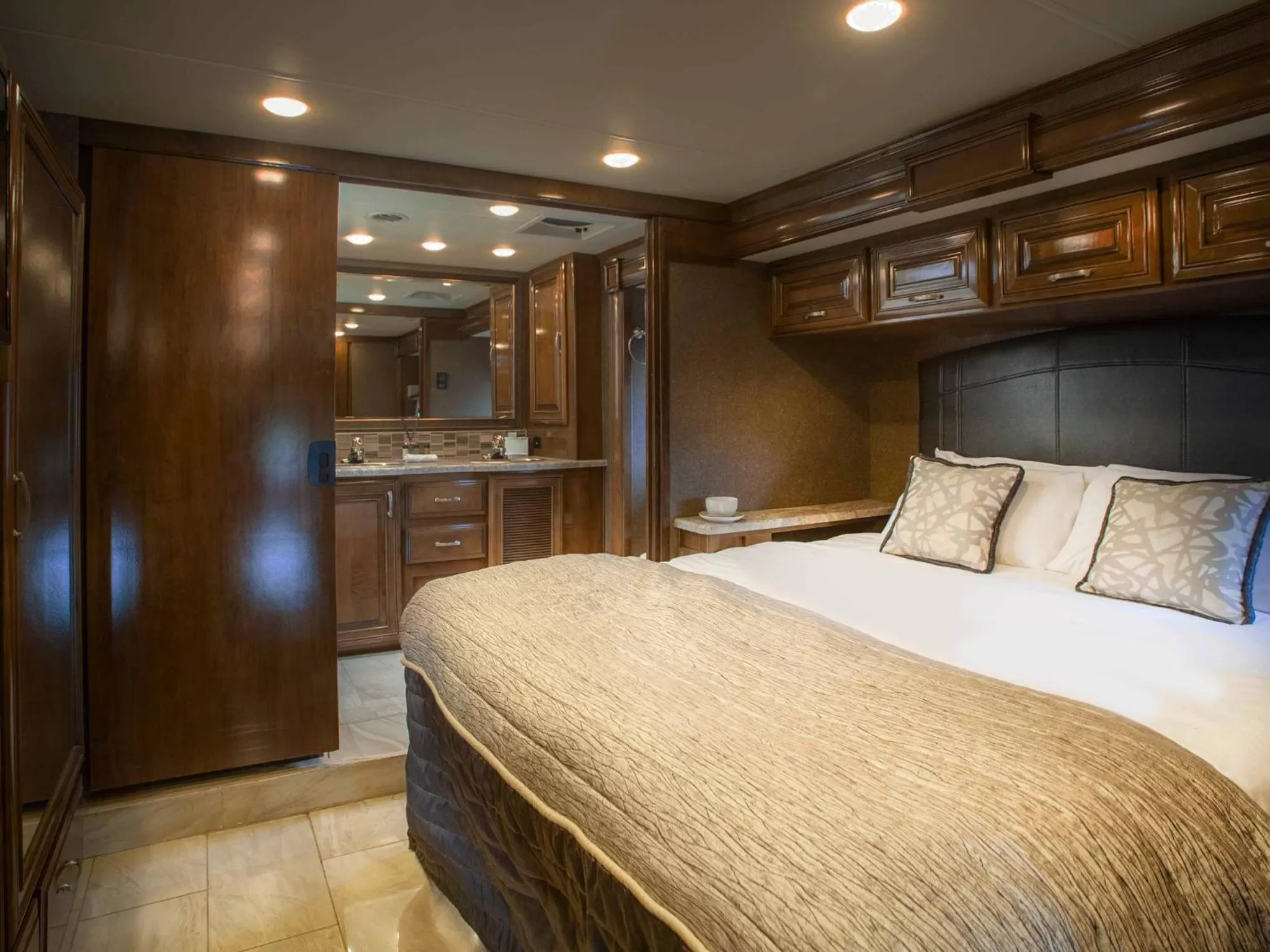 Bathroom, Bed in The Connacht Hotel