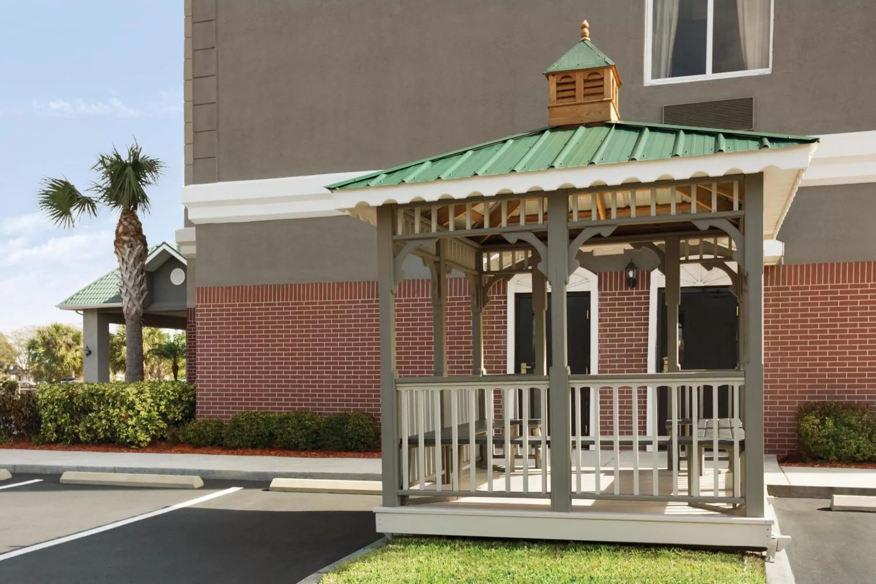 Patio, Property Building in Country Inn & Suites by Radisson, St. Petersburg - Clearwater, FL