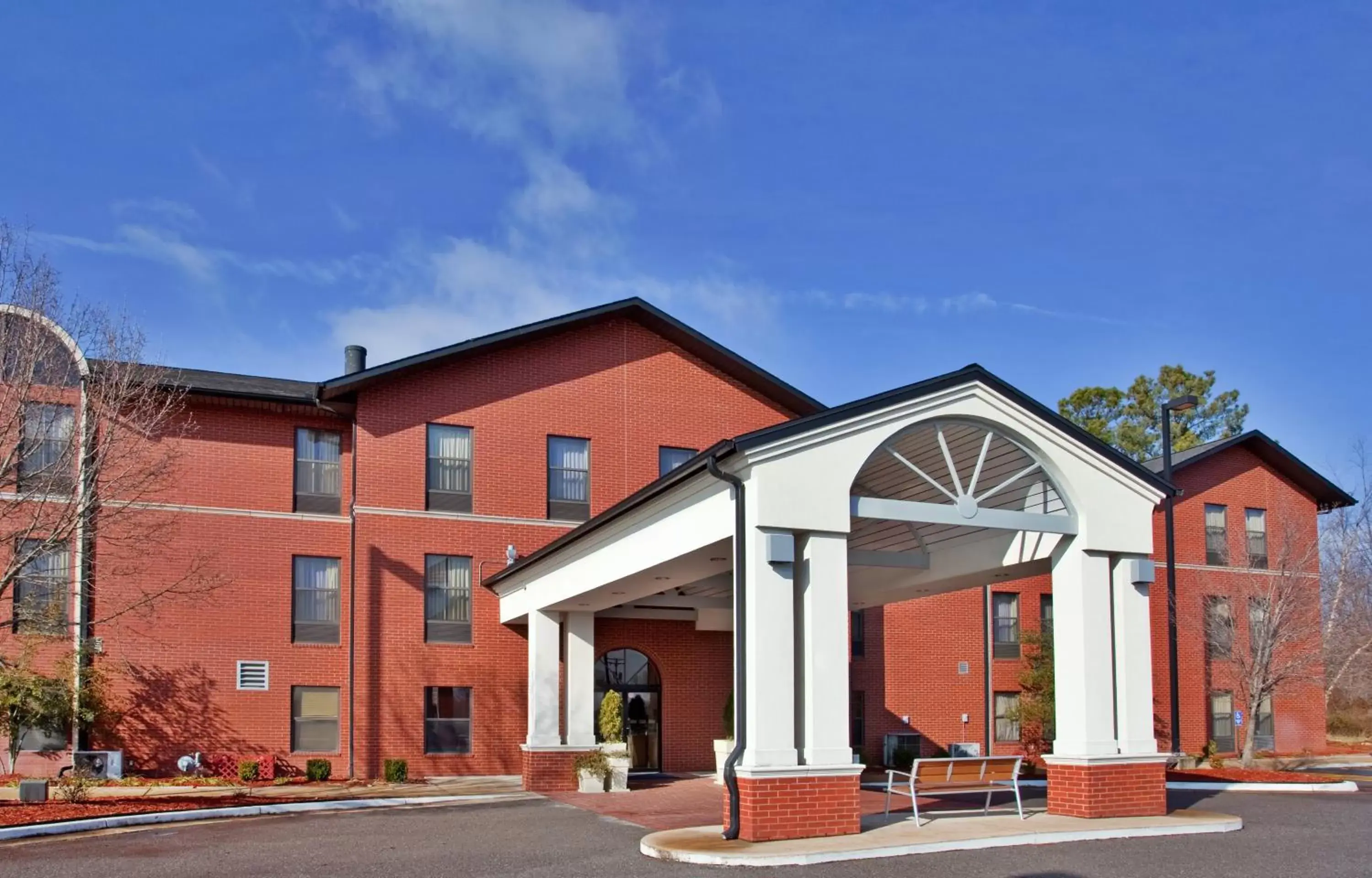 Property Building in Holiday Inn Express & Suites Batesville, an IHG Hotel