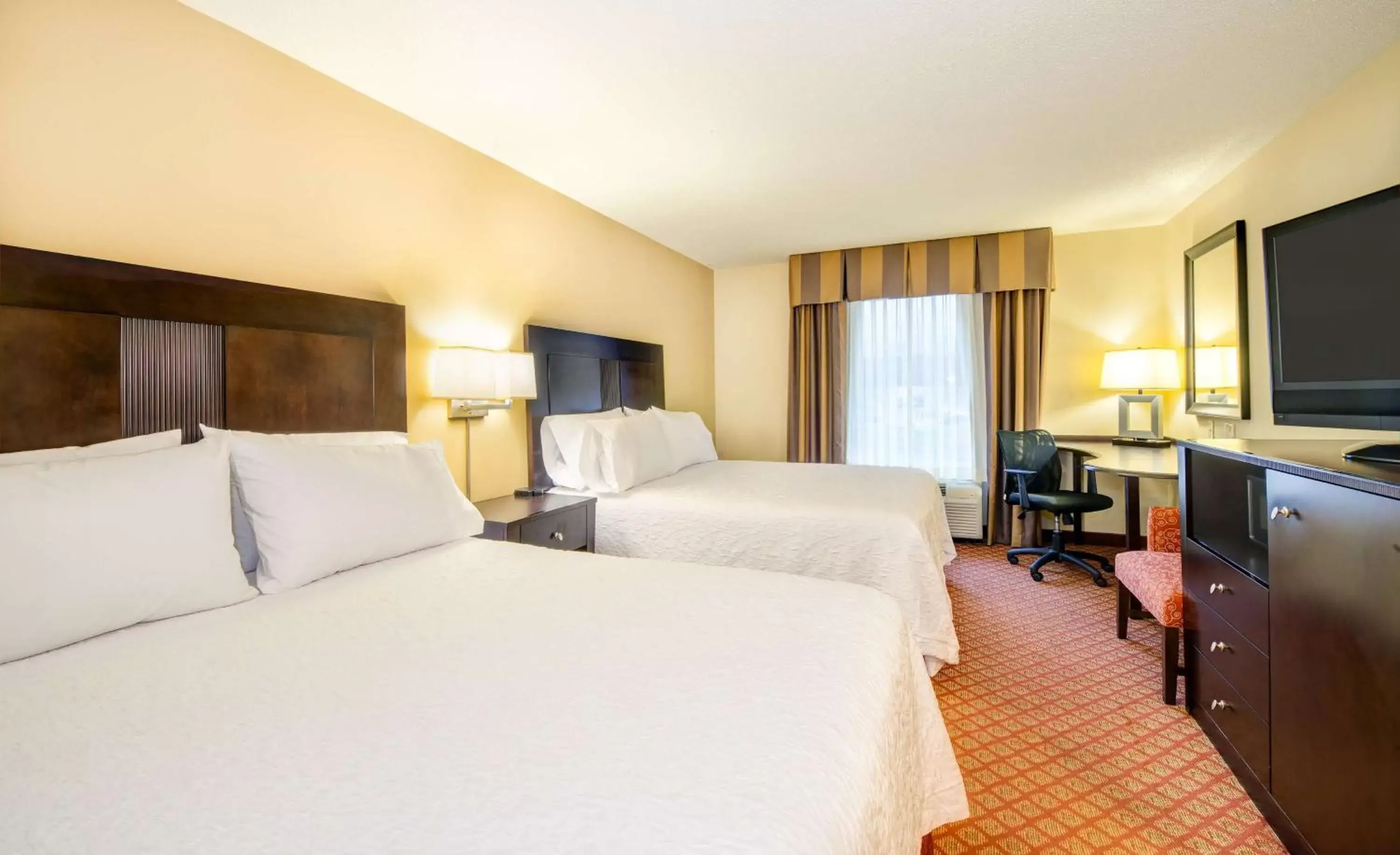 Bed in Hampton Inn & Suites Scottsboro