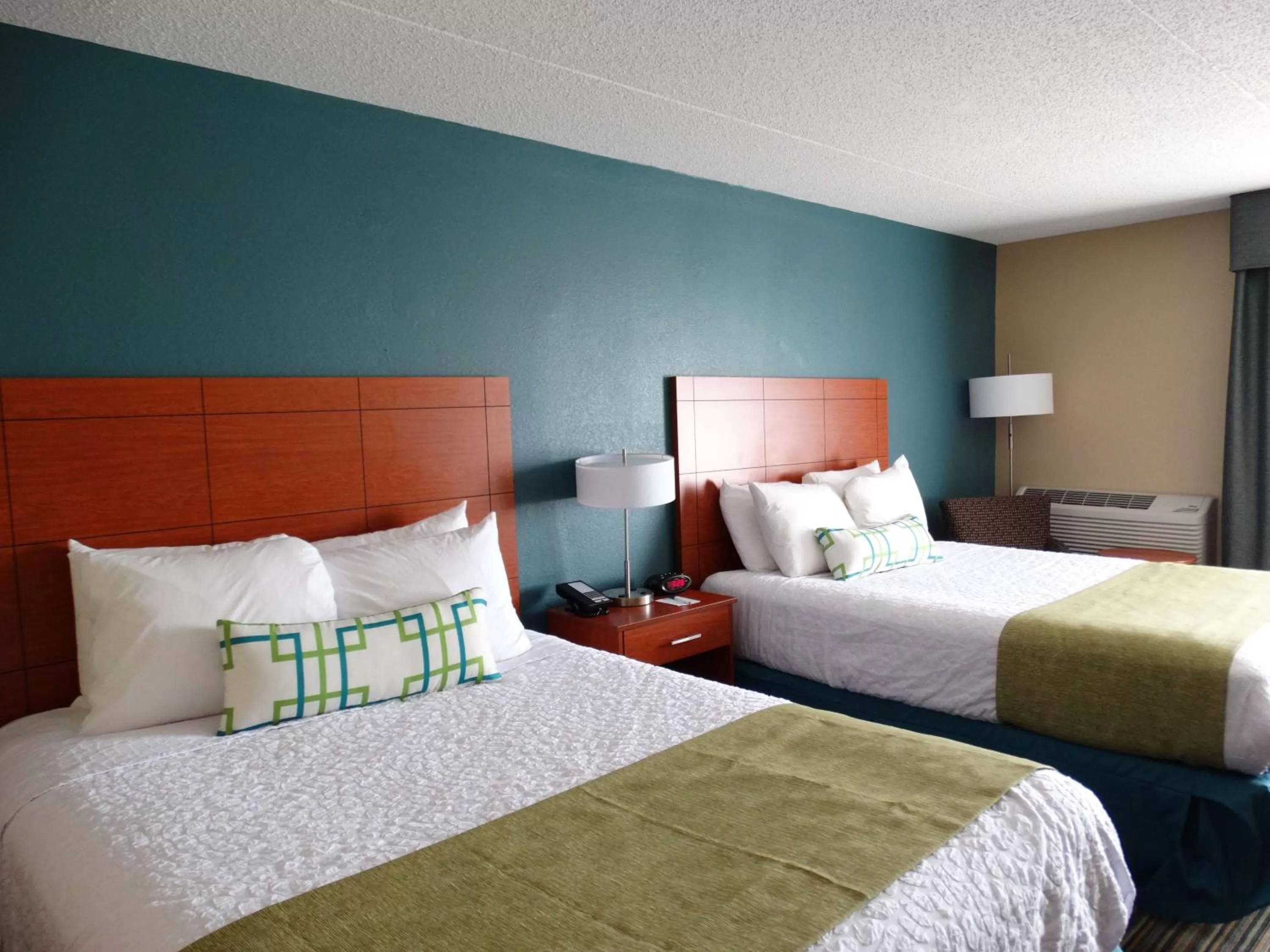 Bedroom, Bed in Best Western Warren Hotel