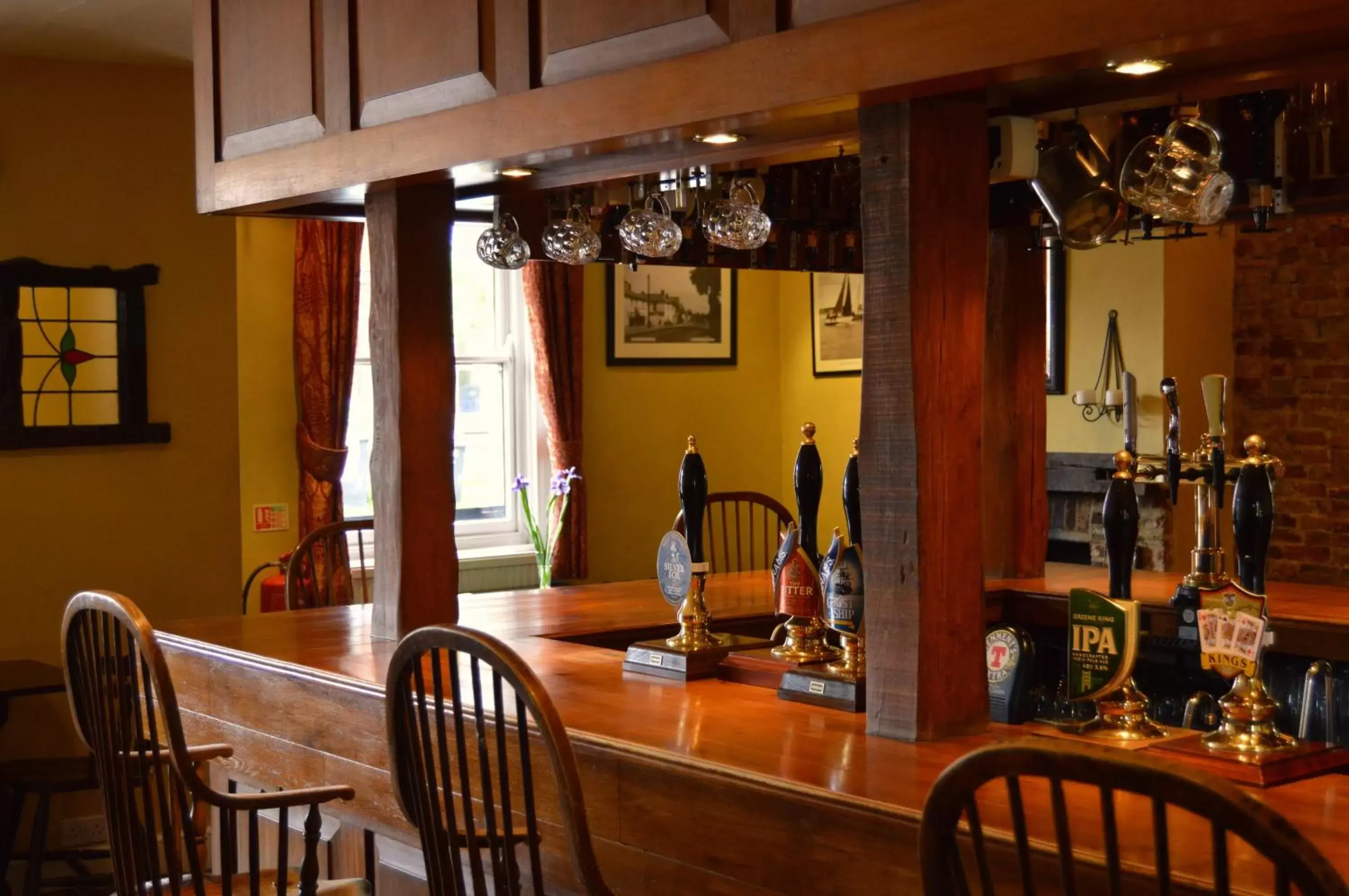 Lounge or bar, Restaurant/Places to Eat in The Crown Inn Hotel