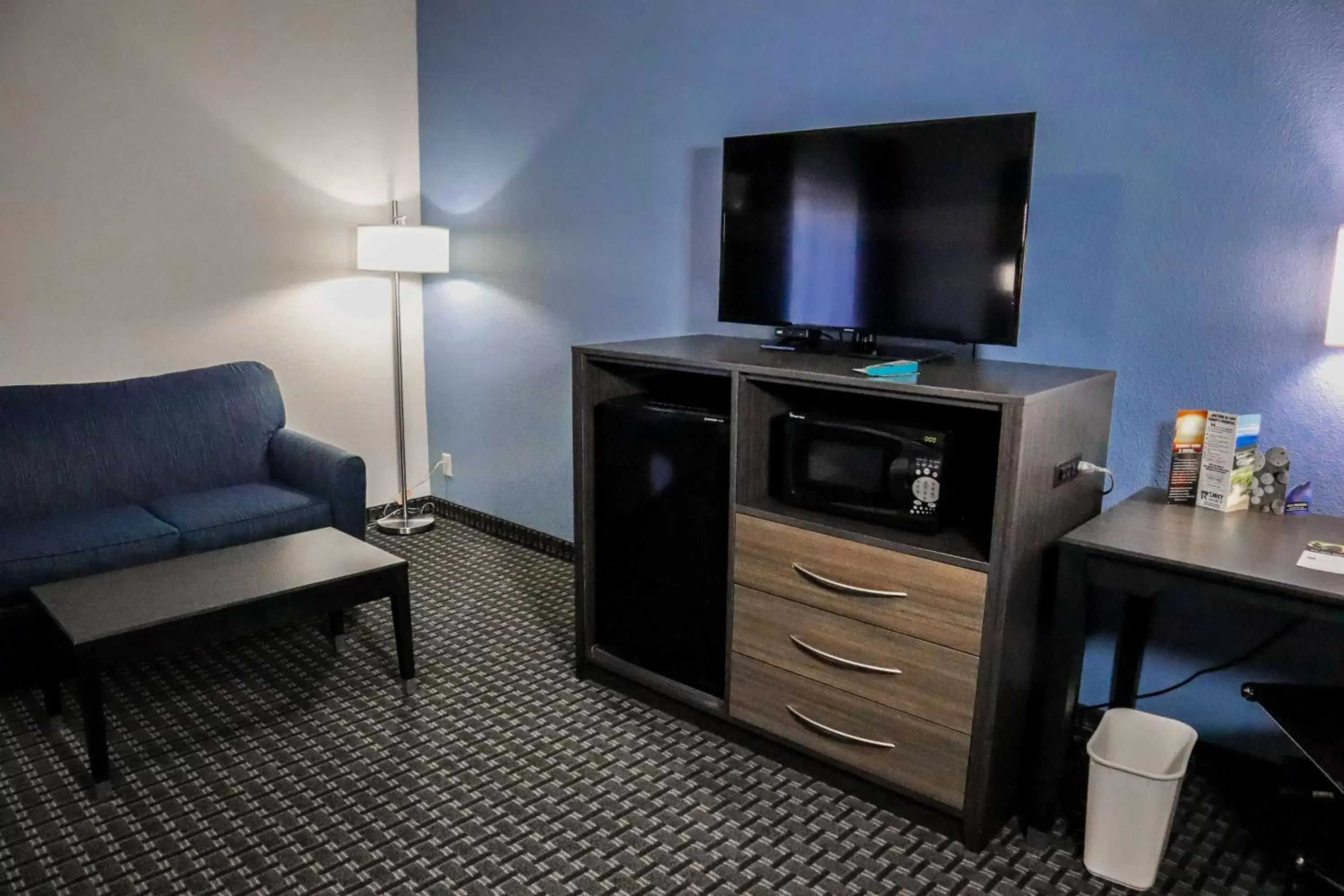 Bedroom, TV/Entertainment Center in Best Western Ocala Park Centre