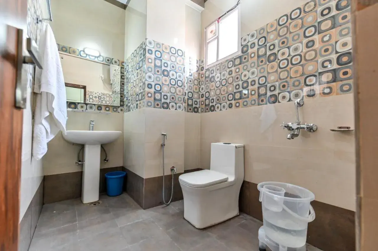 Shower, Bathroom in Royal Inn