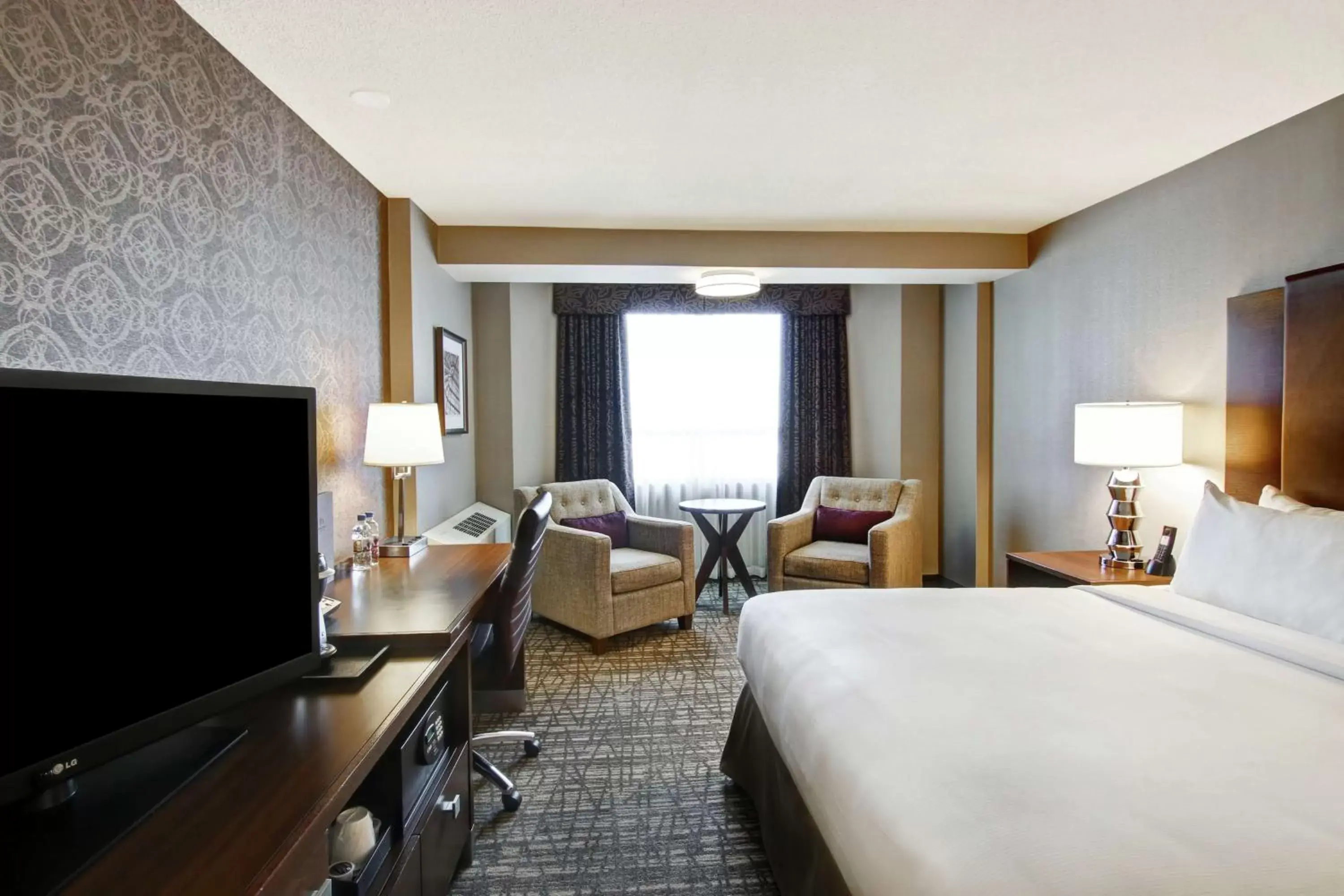 Bed, TV/Entertainment Center in DoubleTree by Hilton West Edmonton