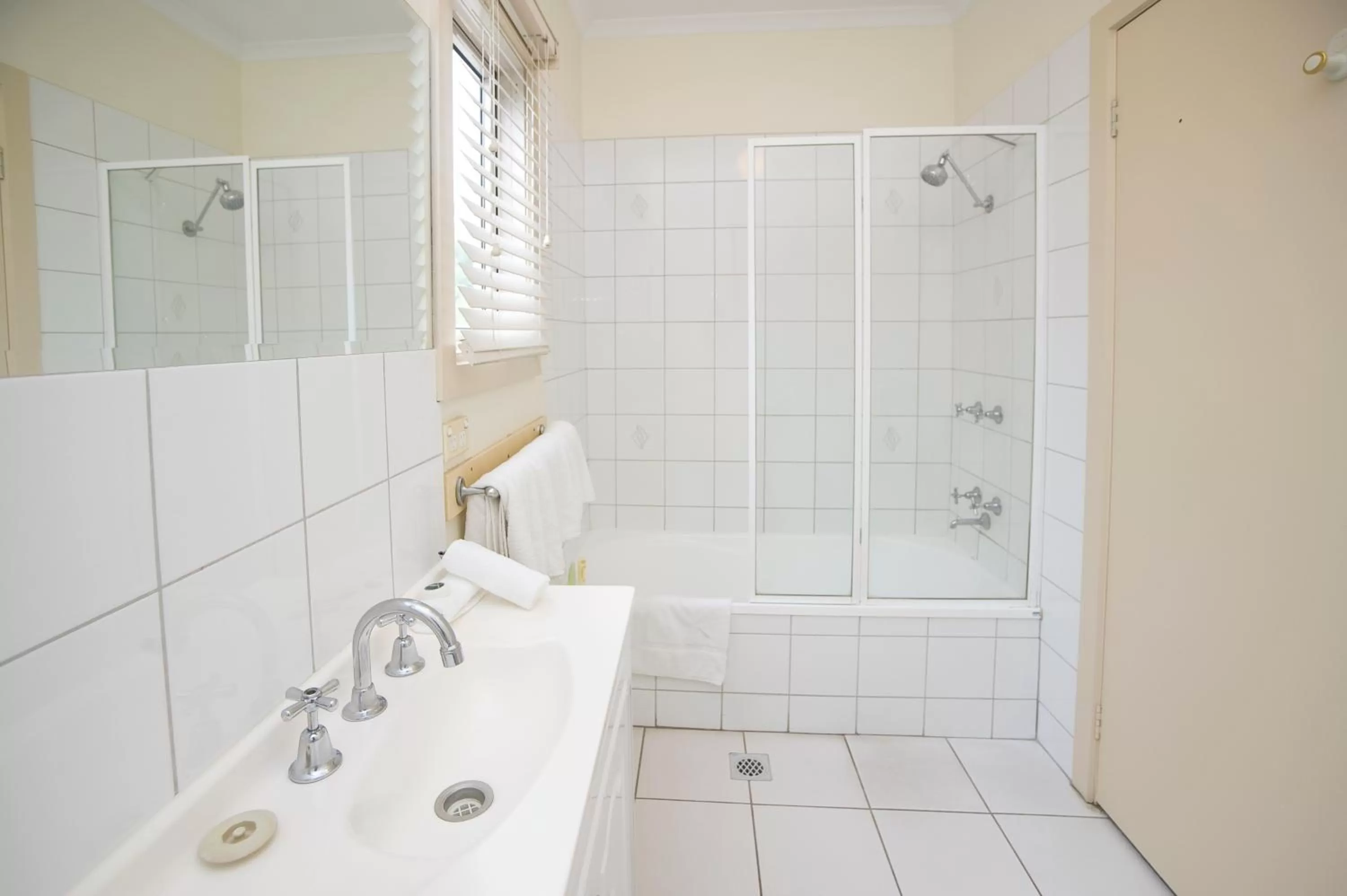 Bathroom in Hawthorn Gardens Serviced Apartments