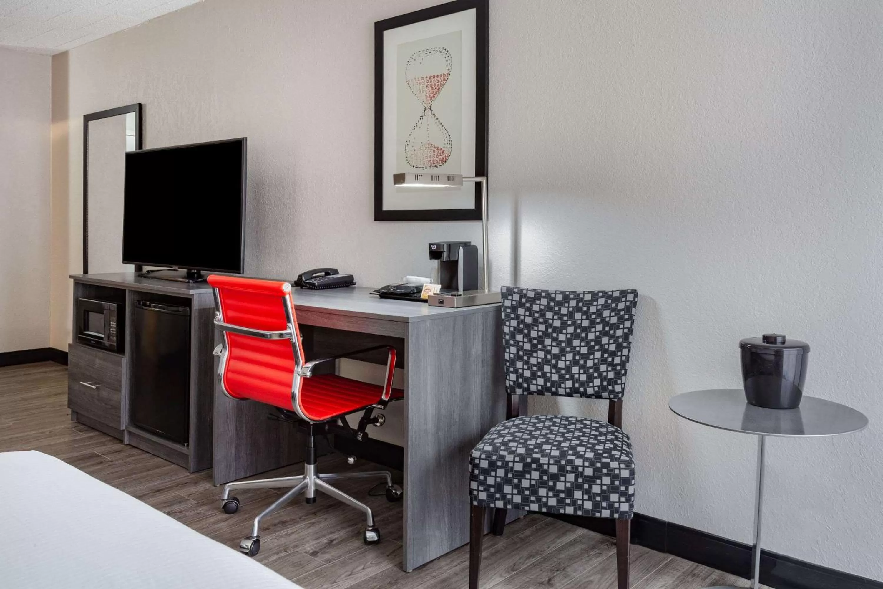 Photo of the whole room, Bed in Ramada by Wyndham Hartford North - Bradley Airport