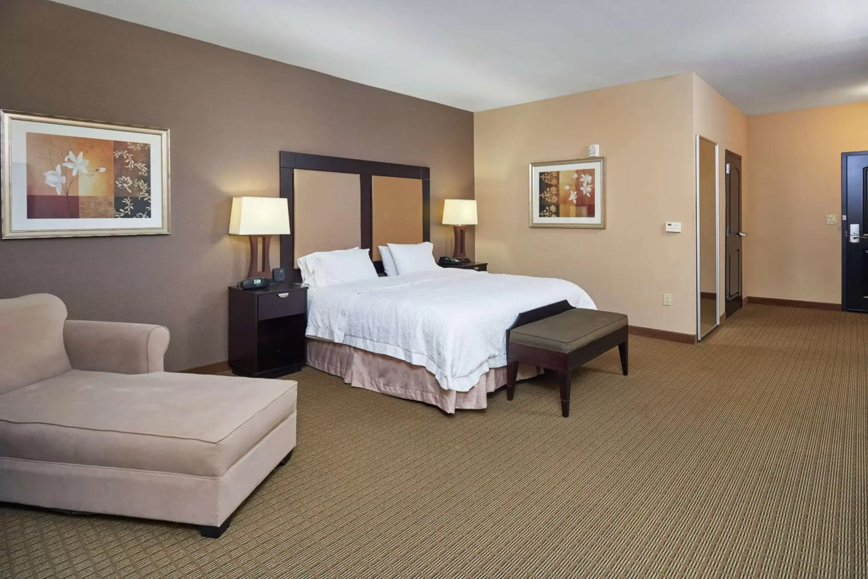 Bed in Hampton Inn & Suites Decatur