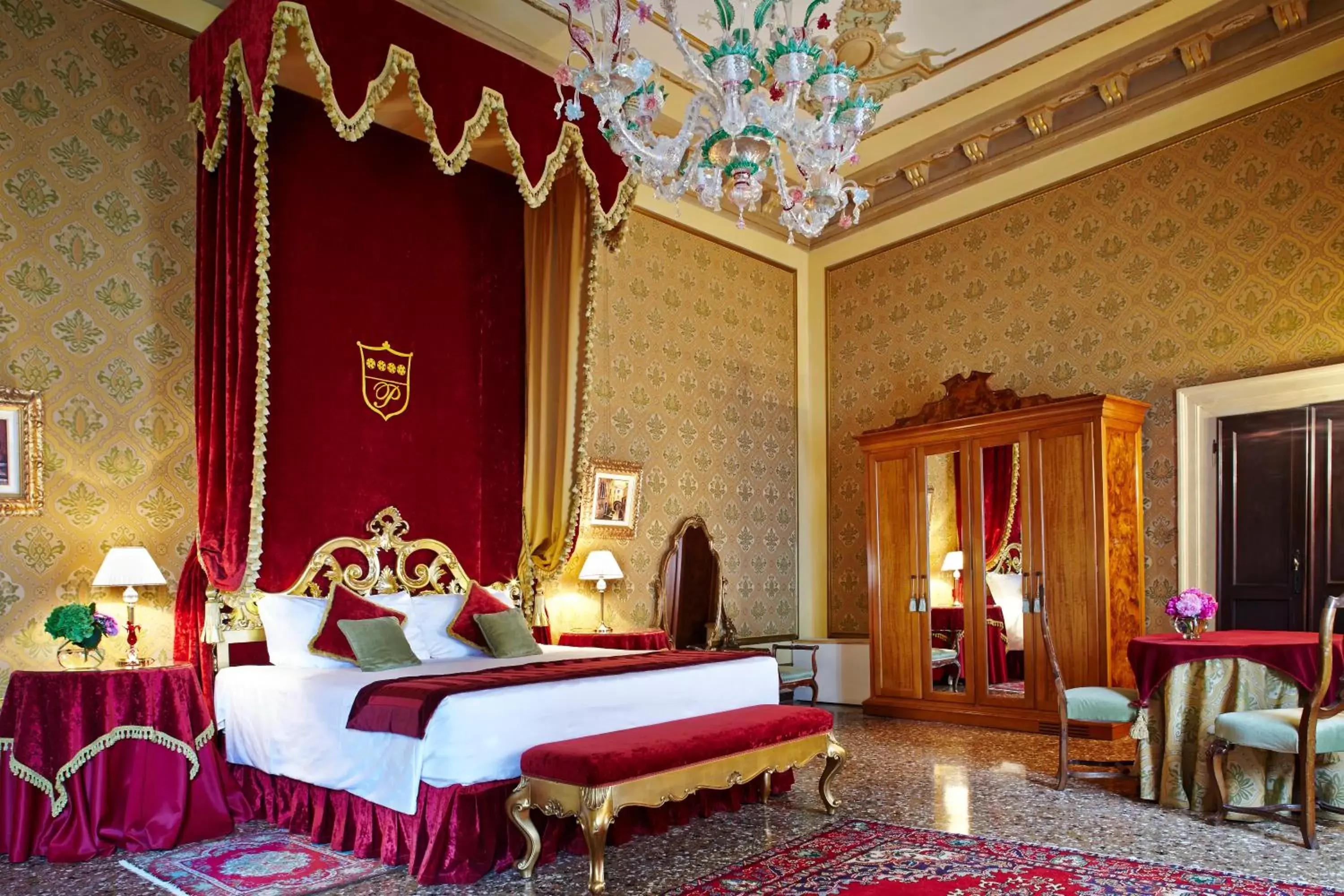 Bed in Palazzo Paruta & Wellness Suites