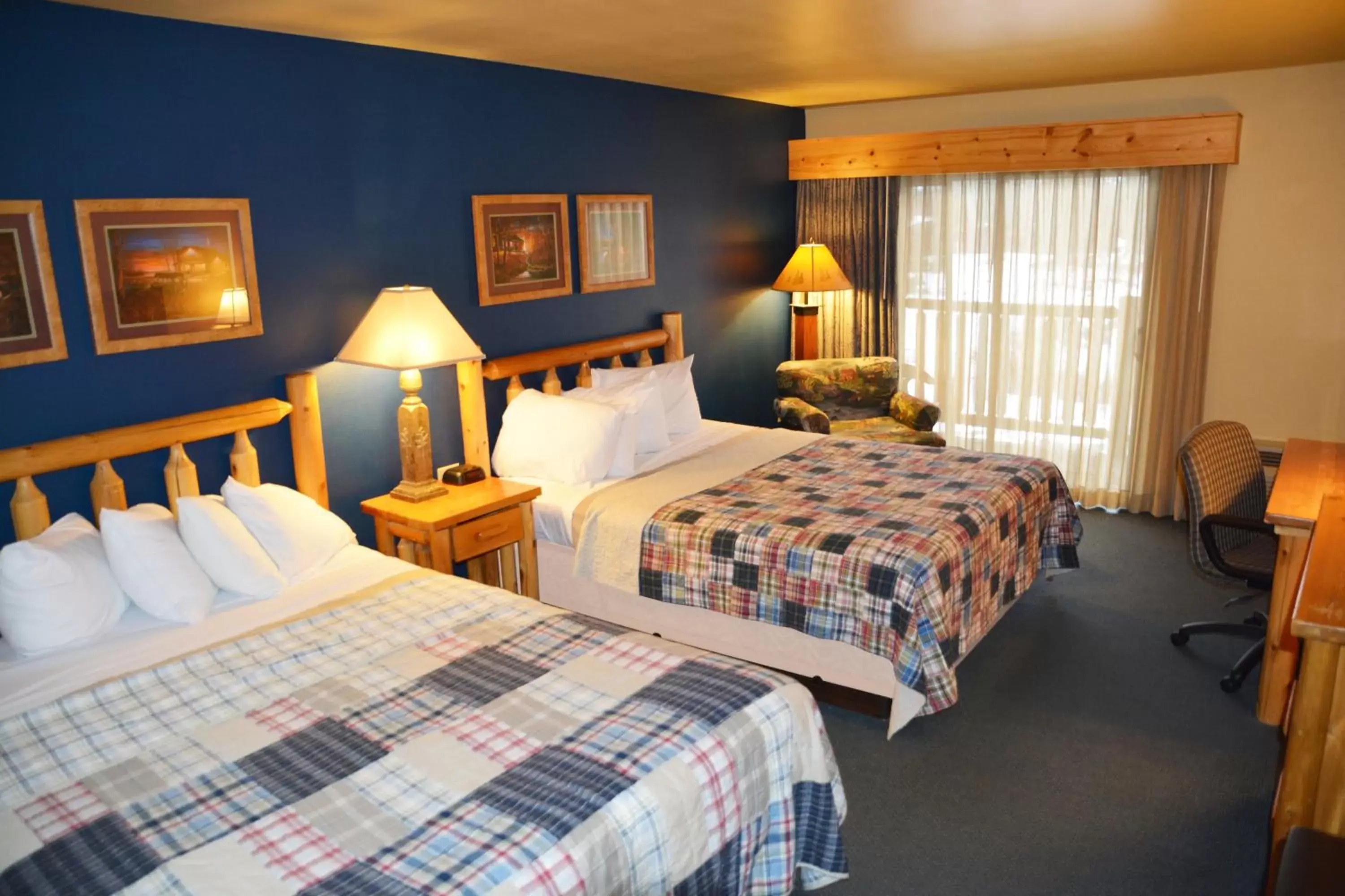 Photo of the whole room, Bed in Three Bears Resort