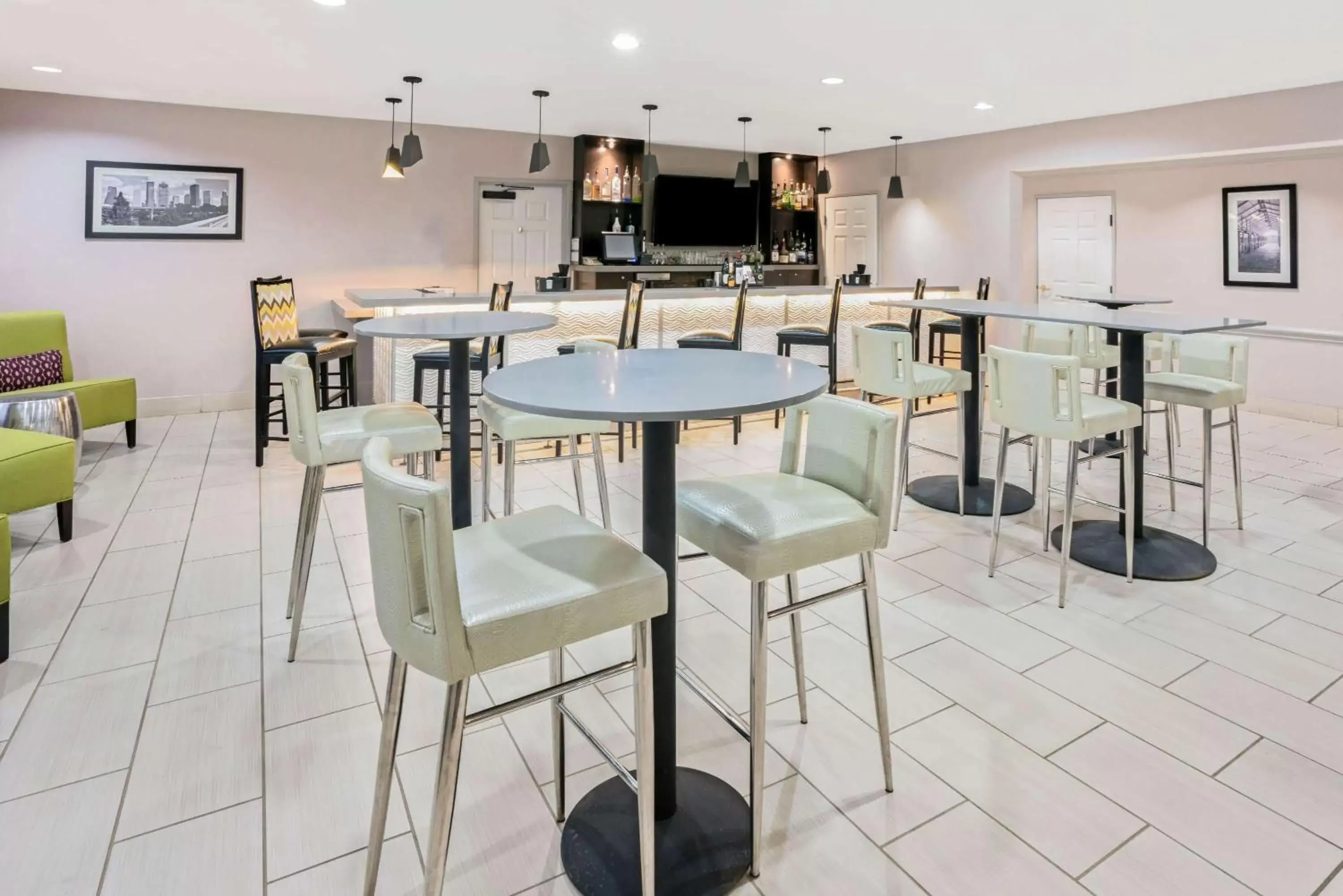 Lounge or bar, Restaurant/Places to Eat in La Quinta by Wyndham Houston North-Spring