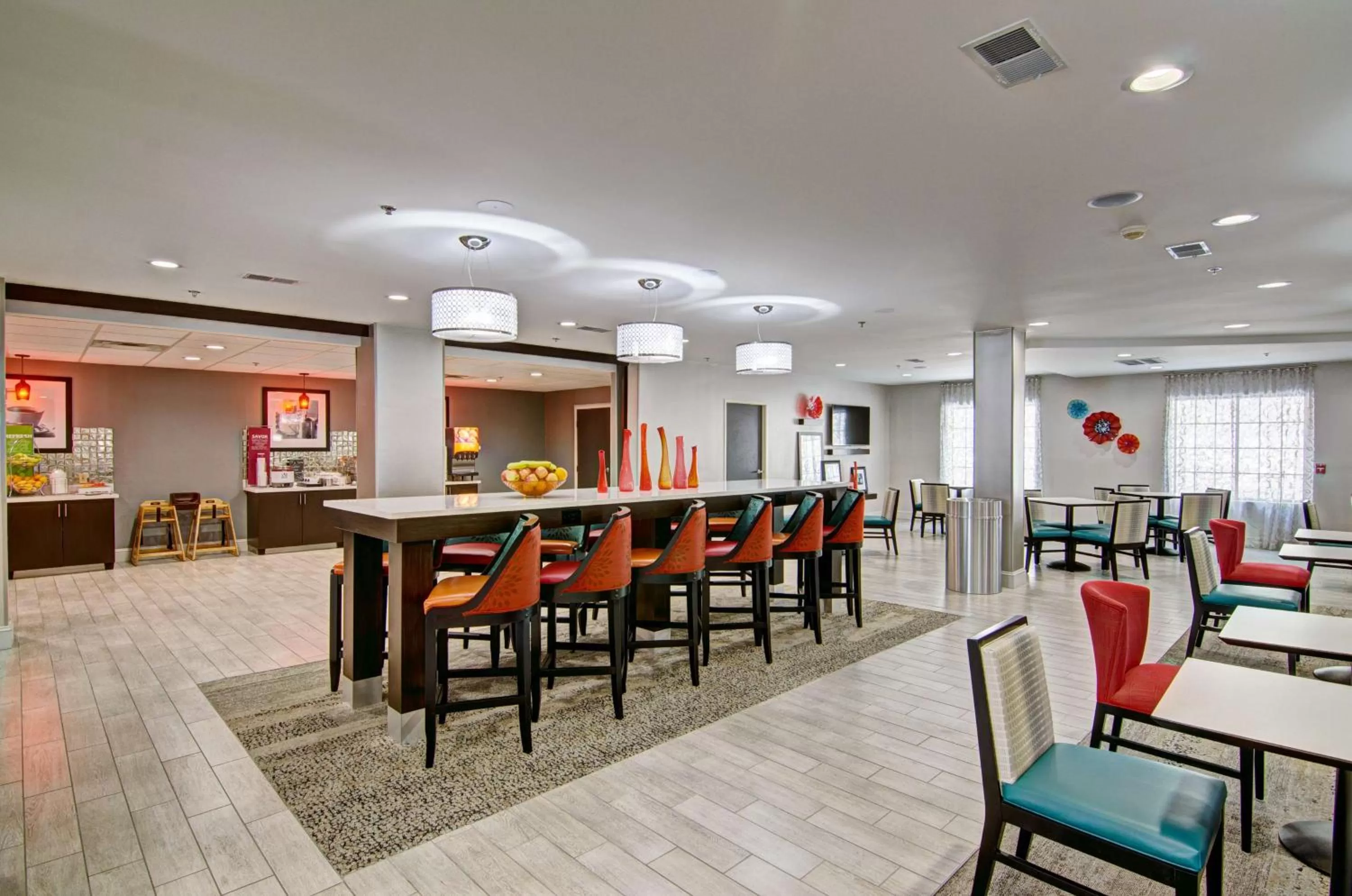 Dining area in Hampton Inn Salem