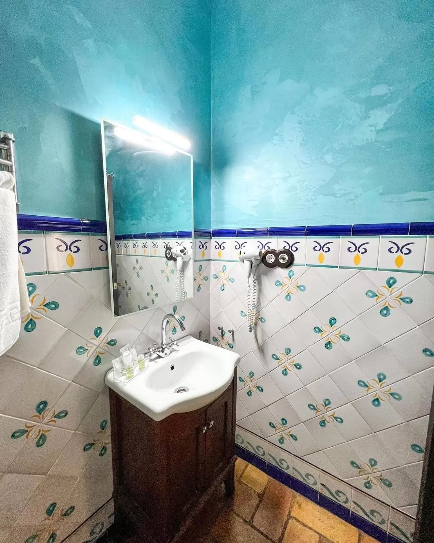Shower, Bathroom in Hotel Servilia