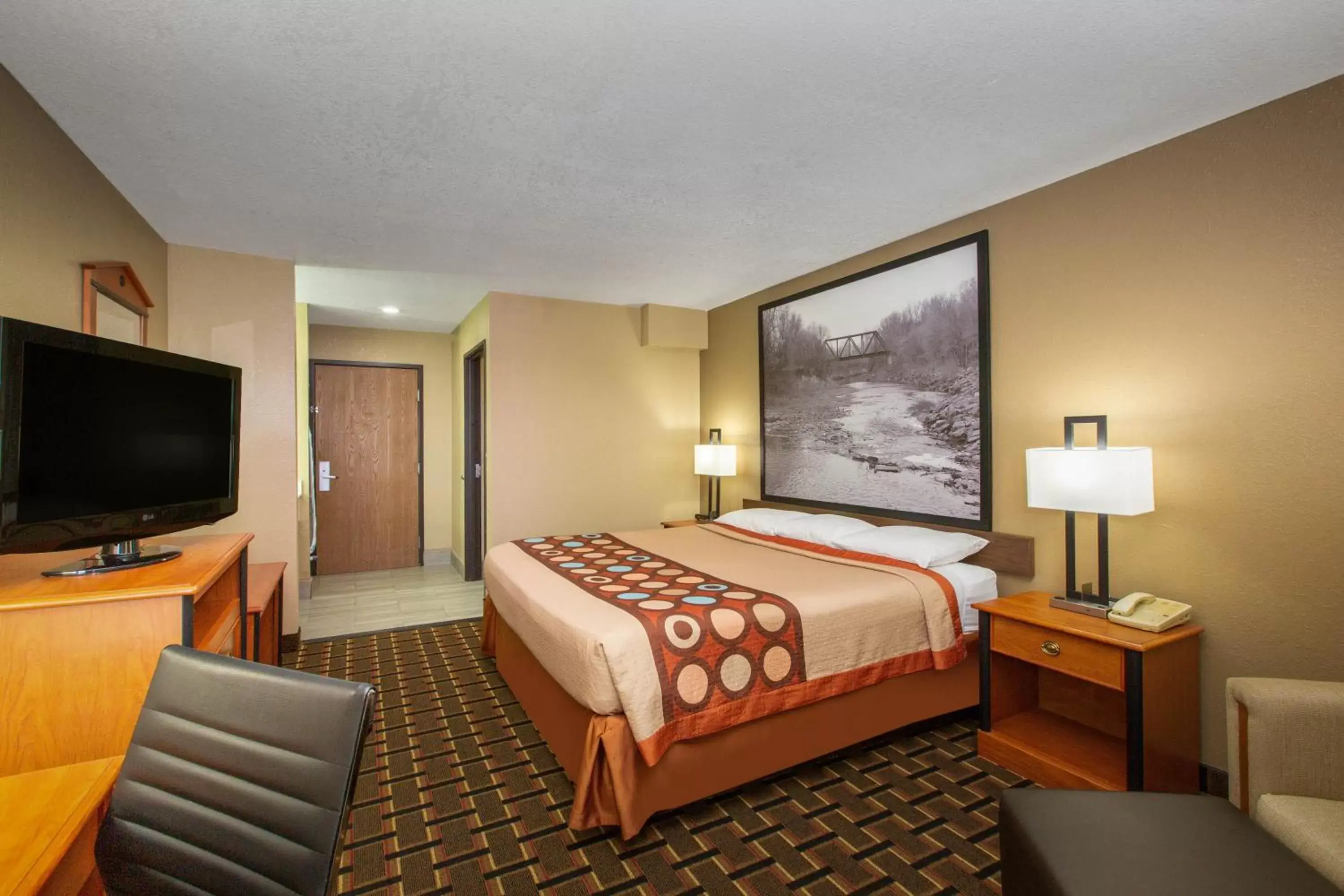 Photo of the whole room, Bed in Super 8 by Wyndham Ottawa