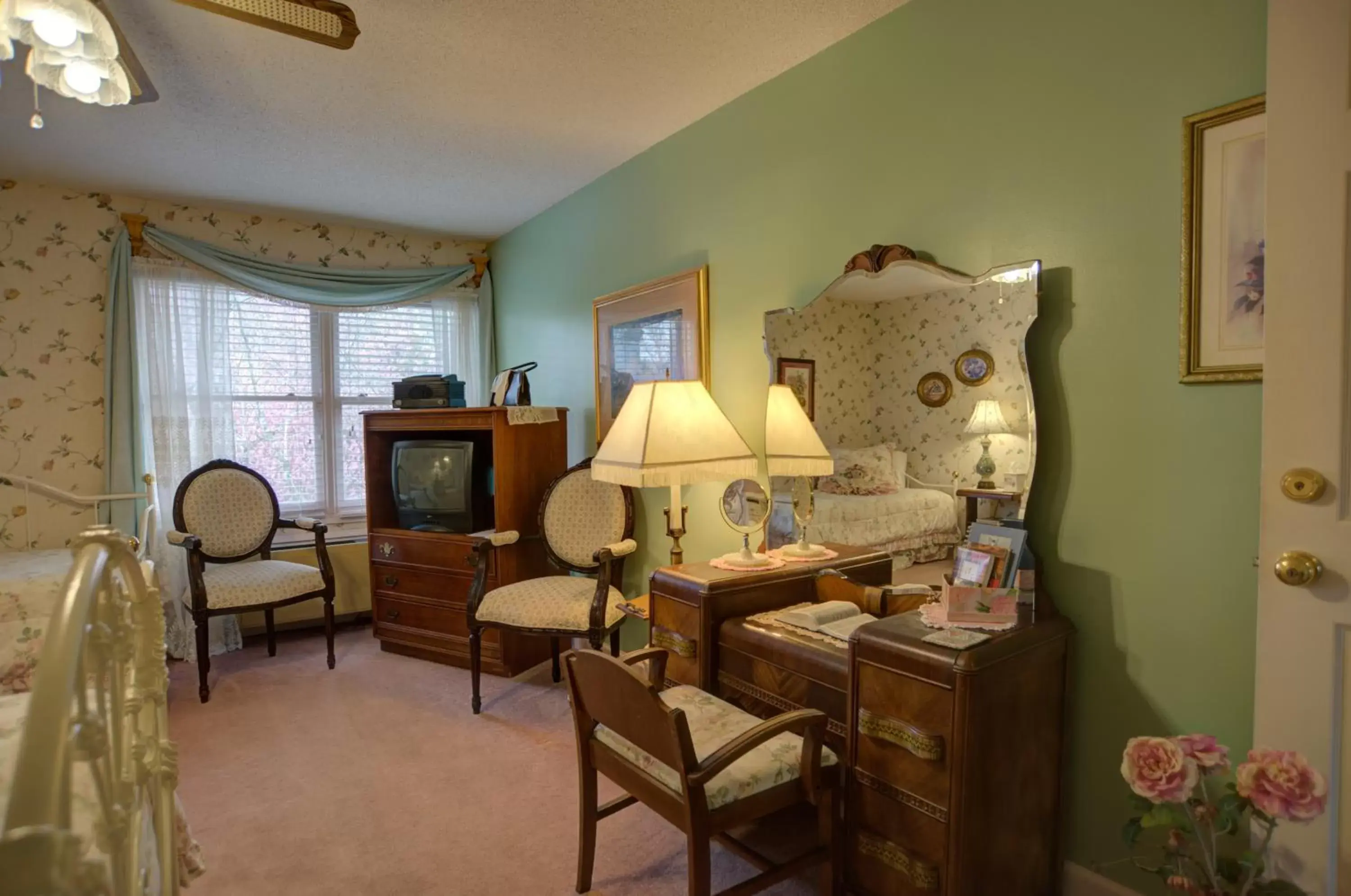 Photo of the whole room, Seating Area in Blue Mountain Mist Country Inn