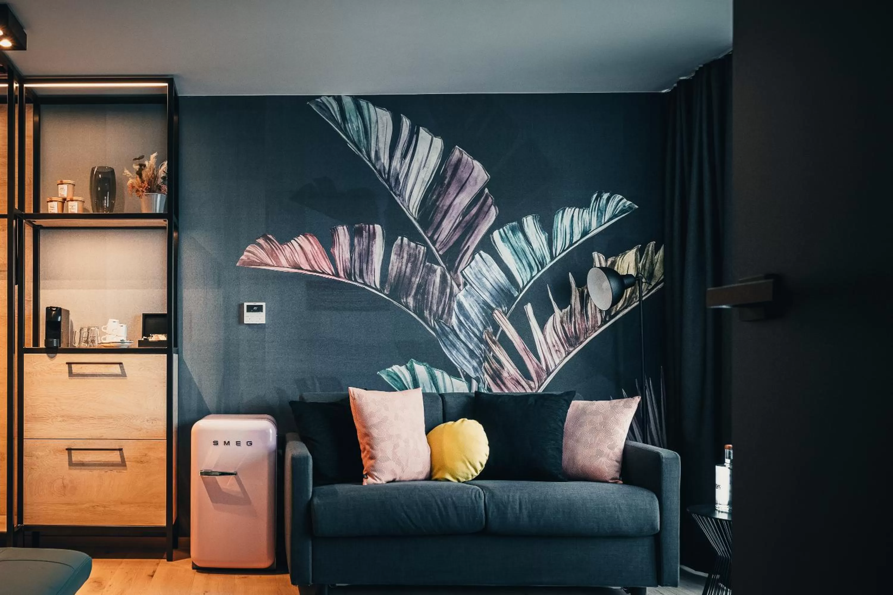 Photo of the whole room in The Flamingo