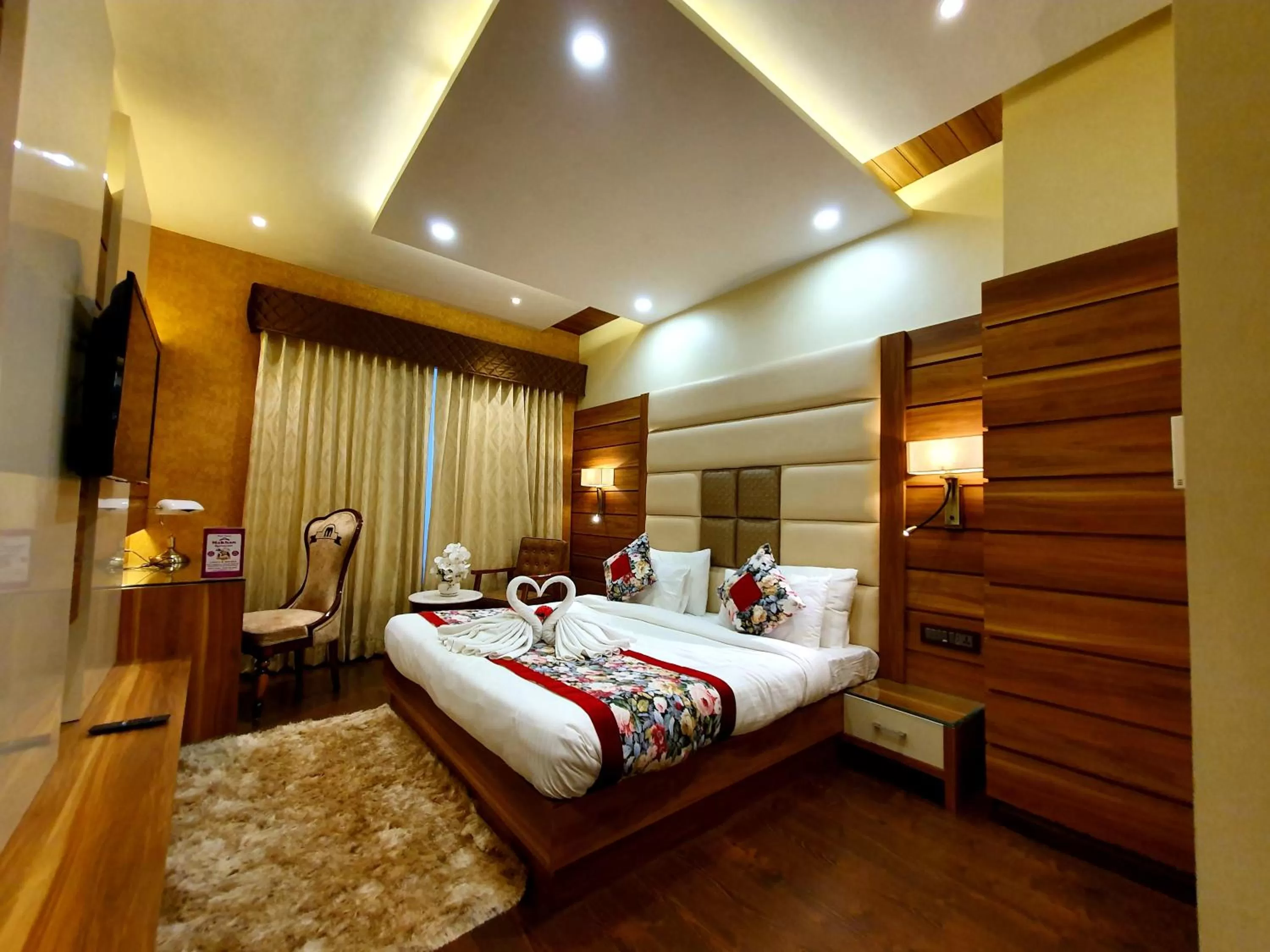 Bed in Hotel Makhan Residency