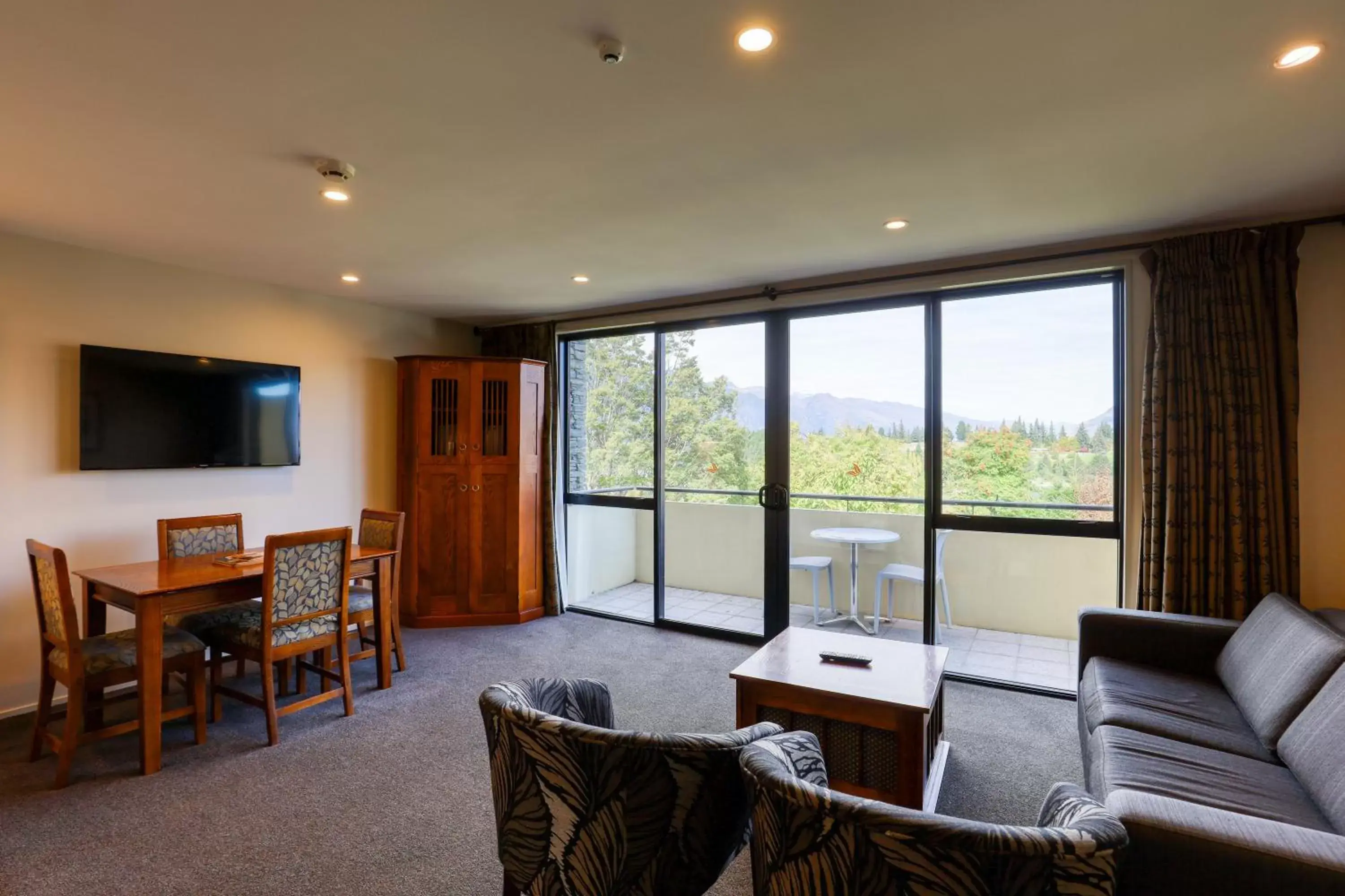 Living room, Seating Area in Garden Court Suites & Apartments