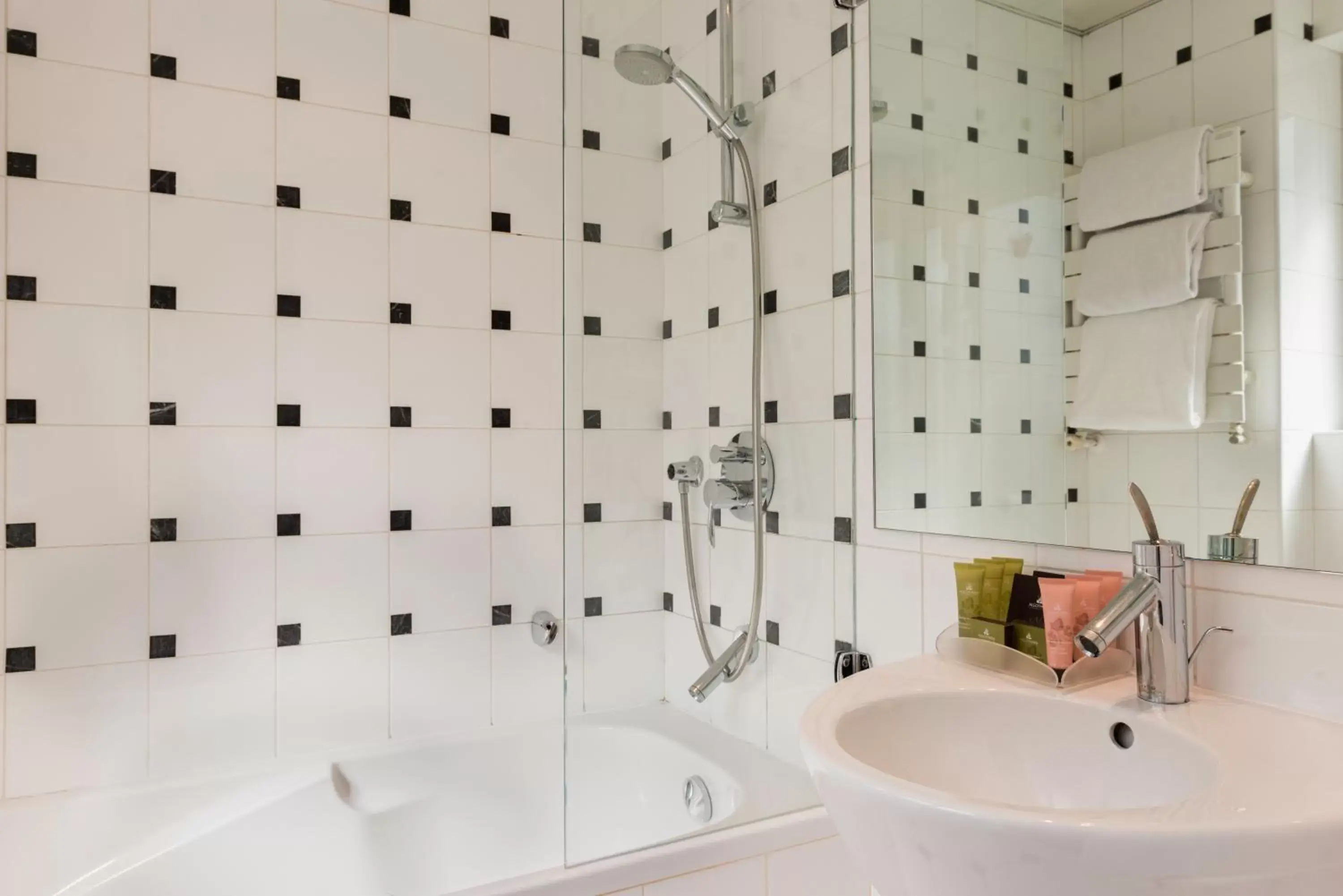 Shower, Bathroom in Hôtel Albe Saint Michel