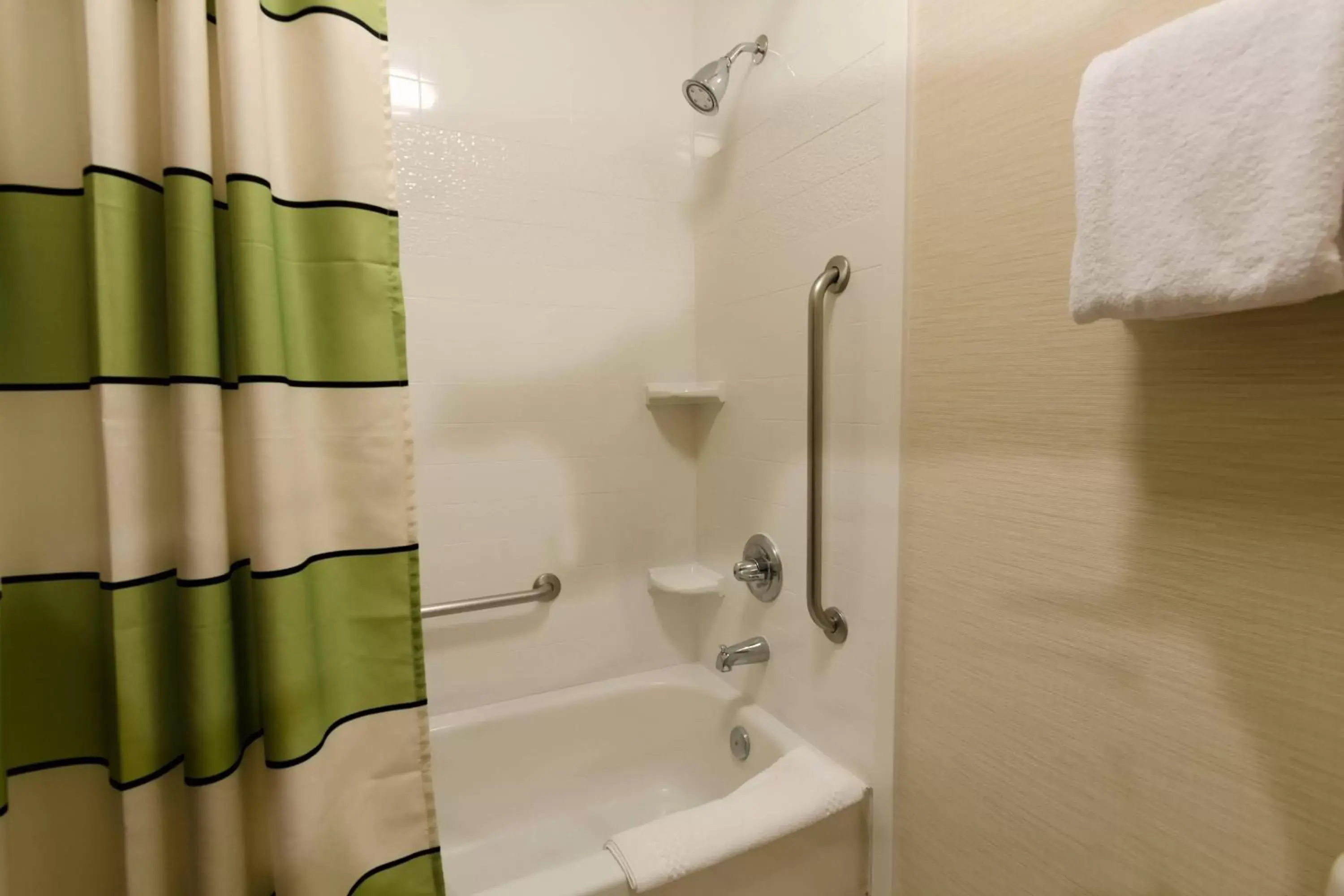 Bathroom in Fairfield Inn and Suites by Marriott Potomac Mills Woodbridge